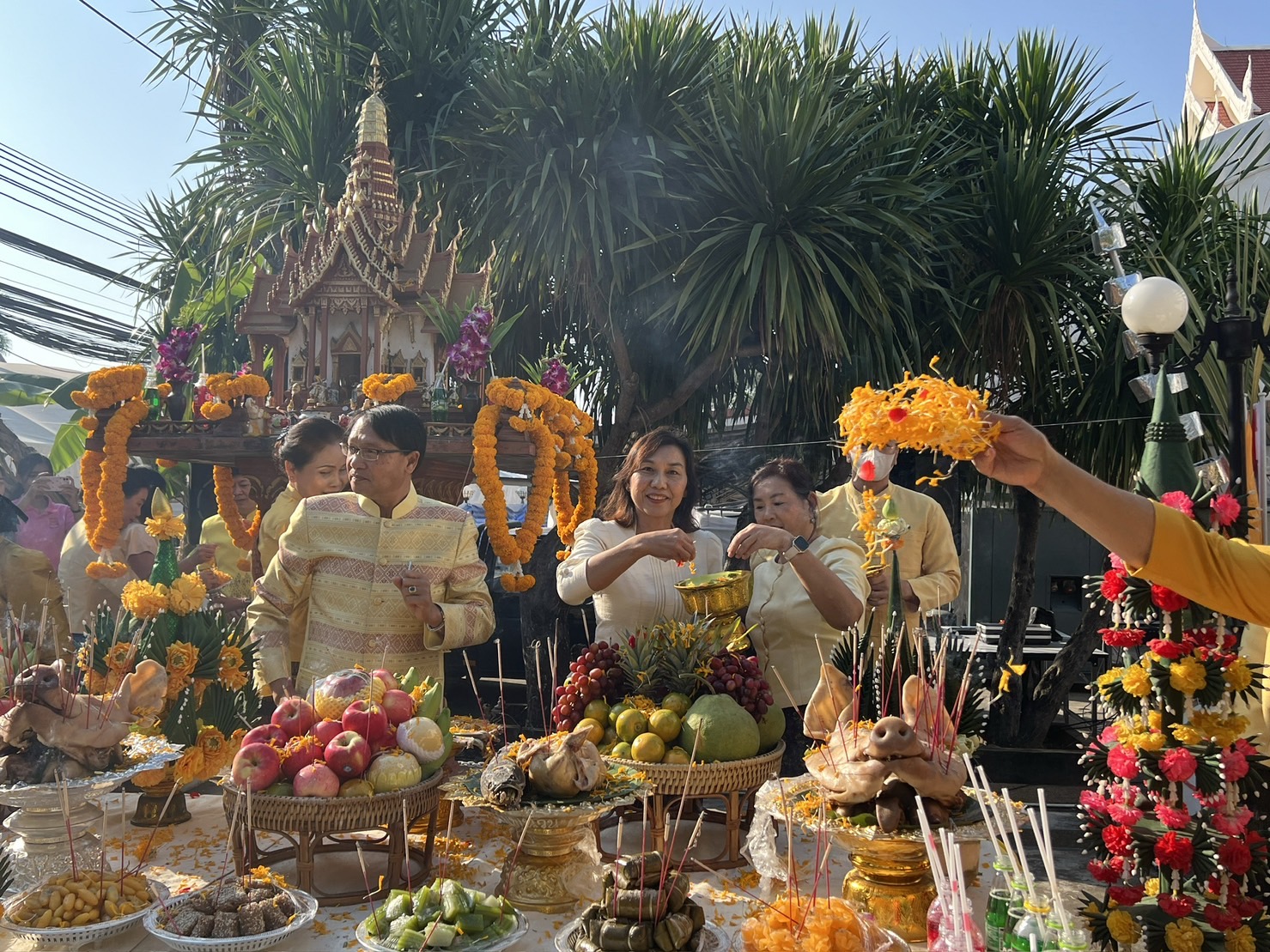 พช.ขอนแก่น : เข้าร่วมพิธีบวงสรวงสิ่งศักดิ์สิทธิ์งานเทศกาลไหมนานาชาติ ประเพณีผูกเสี่ยวงานกาชาดจังหวัดขอนแก่น และงานขอนแก่นซอฟต์พาวเวอร์ ประจำปี 2566