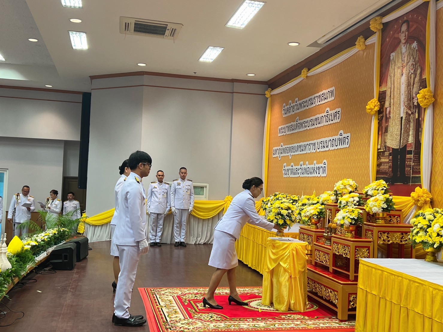 จังหวัดขอนแก่น : จัดพิธีวางพานพุ่มและถวายบังคมเบื้องหน้าพระบรมฉายาลักษณ์ พระบาทสมเด็จพระบรมชนกาธิเบศ มหาภูมิพลอดุลยเดชมหาราช บรมราชบพิธ เนื่องในวันพ่อแห่งชาติ ปี 2566