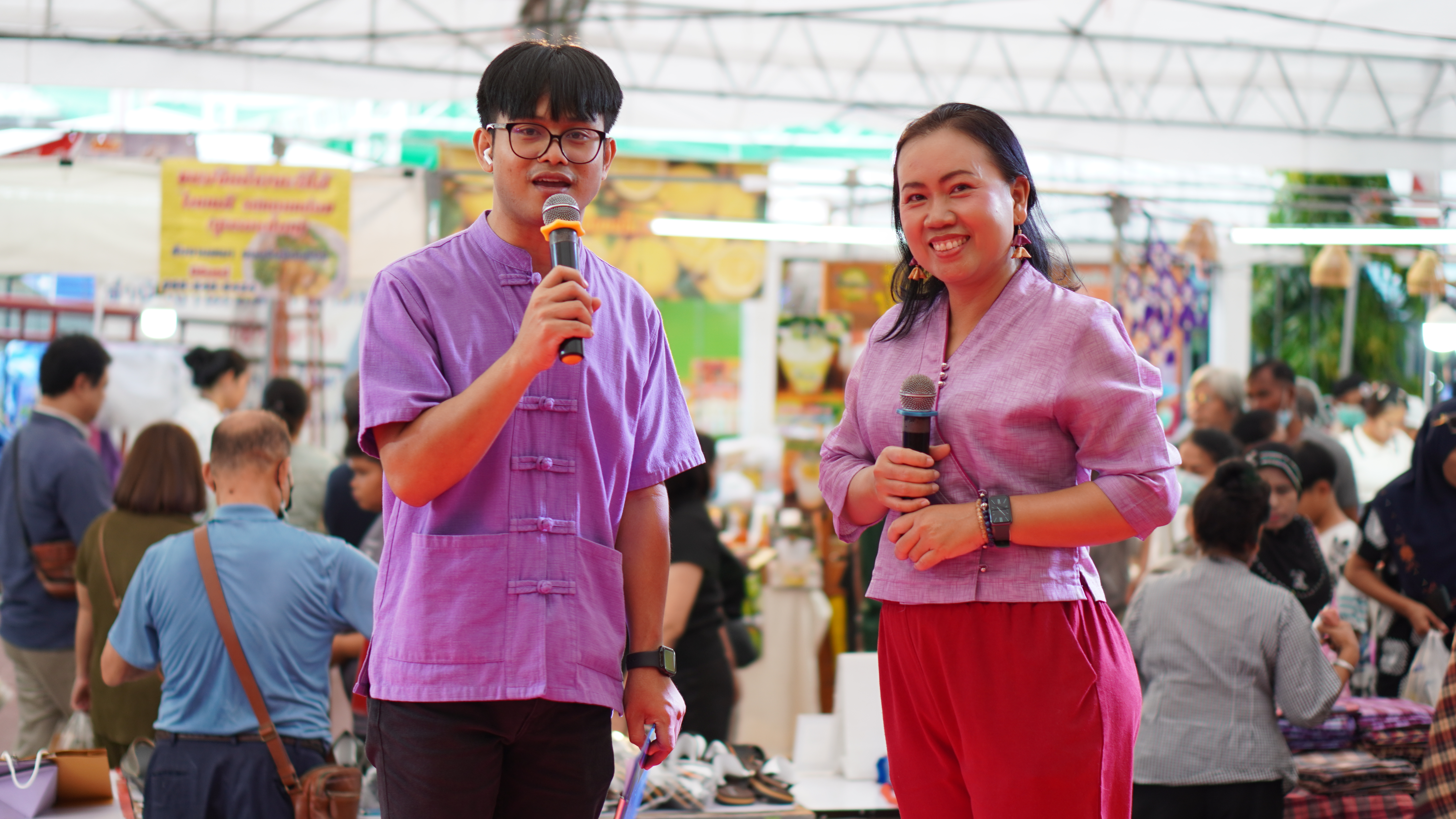 พช.ขอนแก่น : จัดแสดงและจำหน่ายผลิตภัณฑ์ชุมชน OTOP ในการจัดงานเทศกาลไหมนานาชาติ ประเพณีผูกเสี่ยว งานกาชาดจังหวัดขอนแก่น และงานขอนแก่นชอฟพาวเวอร์ ประจำปี 2566 ภายใต้ Theme งาน “สืบสานภูมิปัญญา สร้างคุณค่า OTOP ไทย” วันเสาร์ที่ 2 ธันวาคม 2566