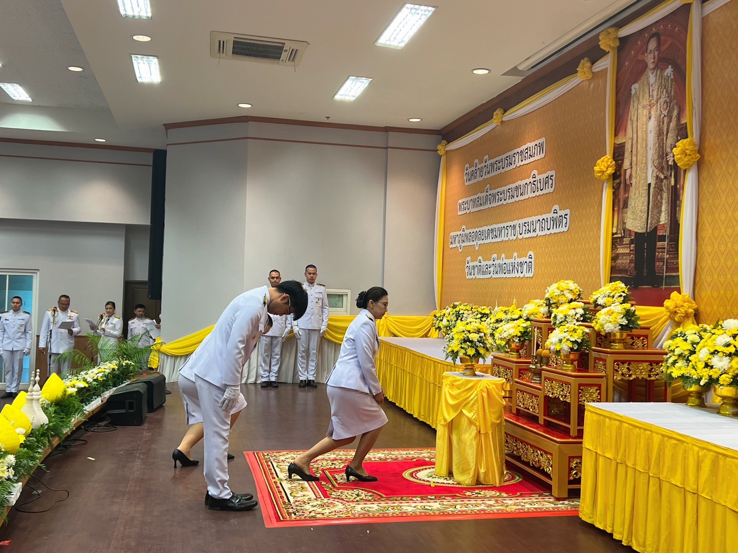 จังหวัดขอนแก่น : จัดพิธีวางพานพุ่มและถวายบังคมเบื้องหน้าพระบรมฉายาลักษณ์ พระบาทสมเด็จพระบรมชนกาธิเบศ มหาภูมิพลอดุลยเดชมหาราช บรมราชบพิธ เนื่องในวันพ่อแห่งชาติ ปี 2566