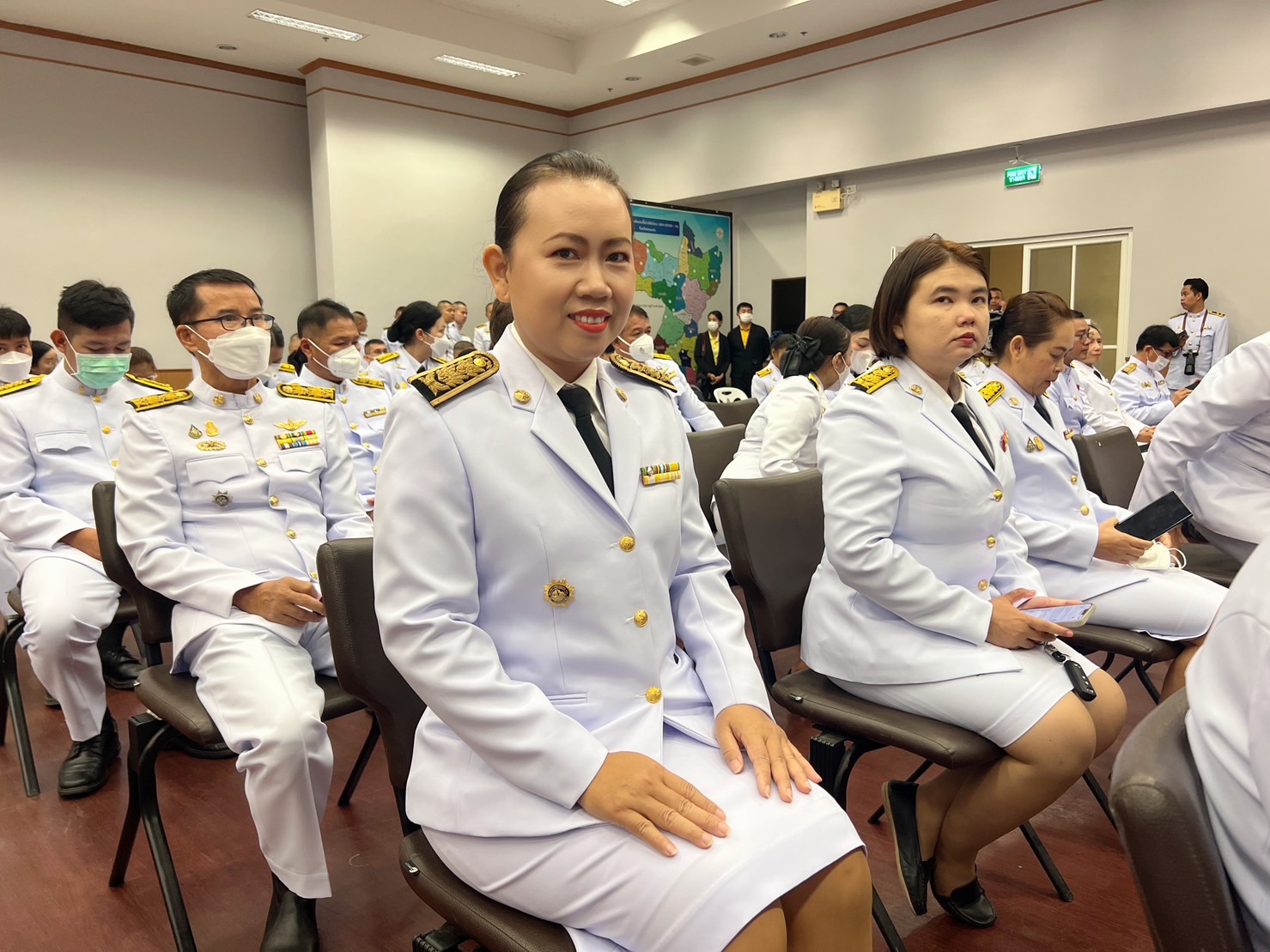 จังหวัดขอนแก่น : จัดพิธีวางพานพุ่มและถวายบังคมเบื้องหน้าพระบรมฉายาลักษณ์ พระบาทสมเด็จพระบรมชนกาธิเบศ มหาภูมิพลอดุลยเดชมหาราช บรมราชบพิธ เนื่องในวันพ่อแห่งชาติ ปี 2566