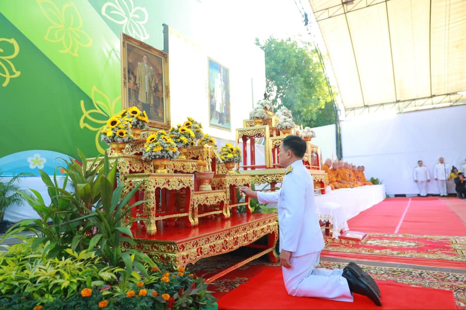 จังหวัดขอนแก่น : รวมใจภักดิ์ตักบาตร 5 ธันวา วันชาติ-วันพ่อแห่งชาติ ปี2566 ถวายเป็นพระราชกุศล เนื่องในวันคล้ายวันพระราชสมภพในหลวง รัชกาลที่ 9