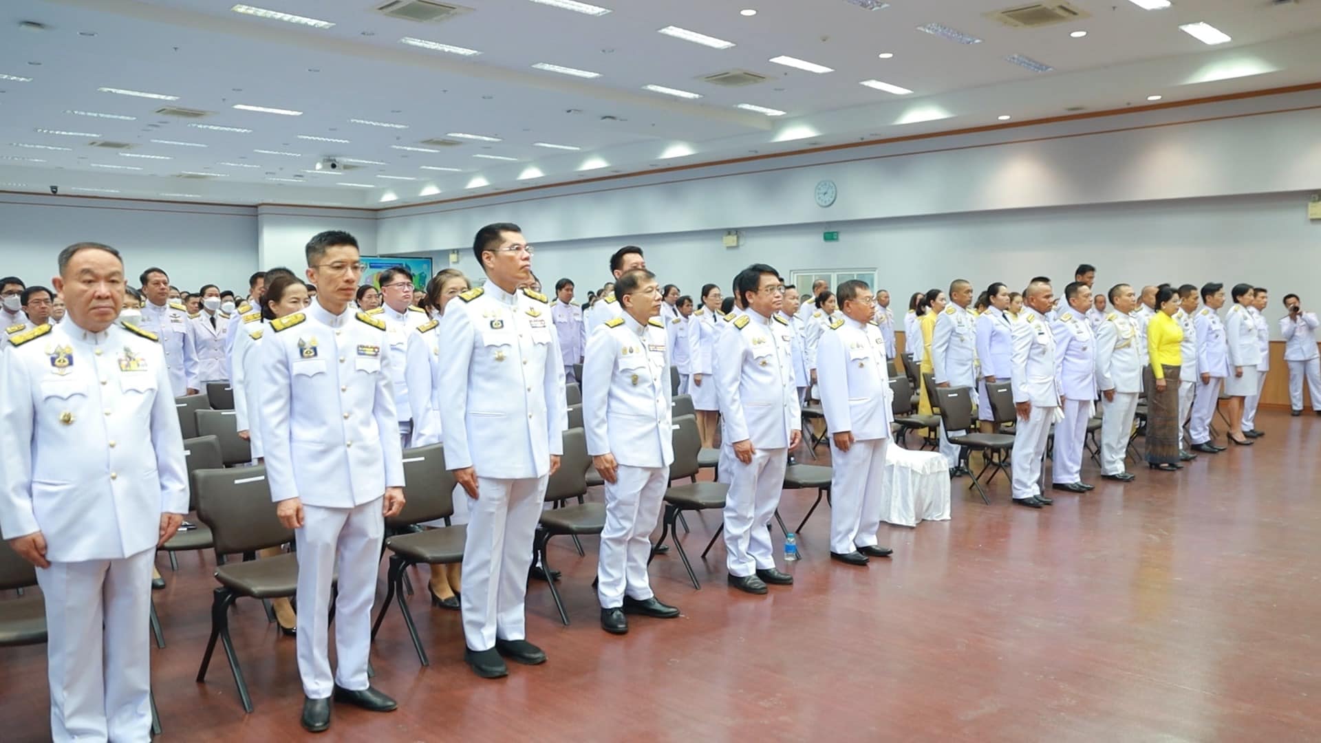 จังหวัดขอนแก่น : จัดพิธีวางพานพุ่มและถวายบังคมเบื้องหน้าพระบรมฉายาลักษณ์ พระบาทสมเด็จพระบรมชนกาธิเบศ มหาภูมิพลอดุลยเดชมหาราช บรมราชบพิธ เนื่องในวันพ่อแห่งชาติ ปี 2566