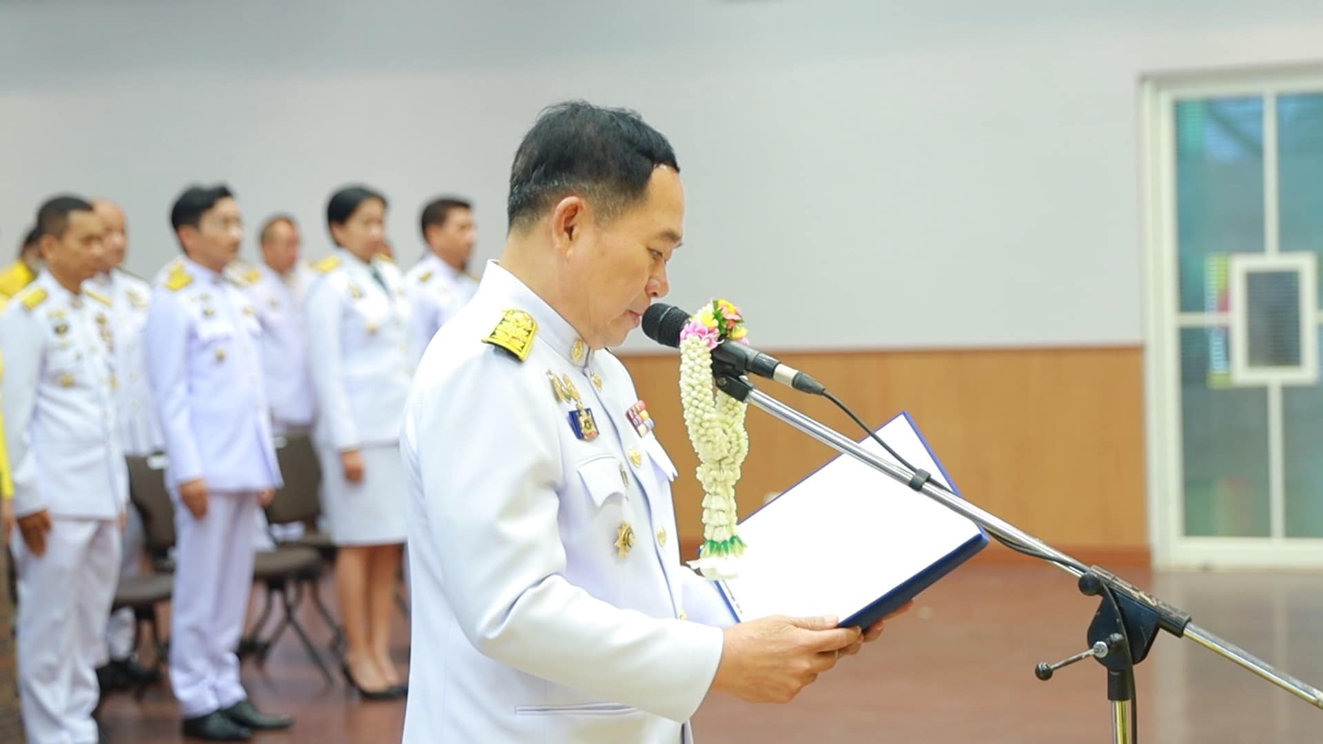 จังหวัดขอนแก่น : จัดพิธีวางพานพุ่มและถวายบังคมเบื้องหน้าพระบรมฉายาลักษณ์ พระบาทสมเด็จพระบรมชนกาธิเบศ มหาภูมิพลอดุลยเดชมหาราช บรมราชบพิธ เนื่องในวันพ่อแห่งชาติ ปี 2566
