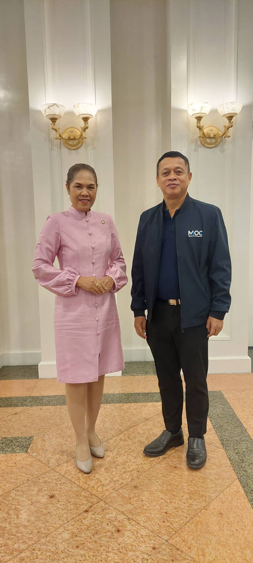 จังหวัดขอนแก่น : ร่วมประชุมมอบนโยบายความร่วมมือระหว่างสำนักงานพัฒนาชุมชนจังหวัด และสำนักงานพาณิชย์จังหวัดในการคัดเลือกผู้ประกอบการ SMEs และ OTOP เพื่อส่งเสริมและสนับสนุนสู่ตลาดสากล