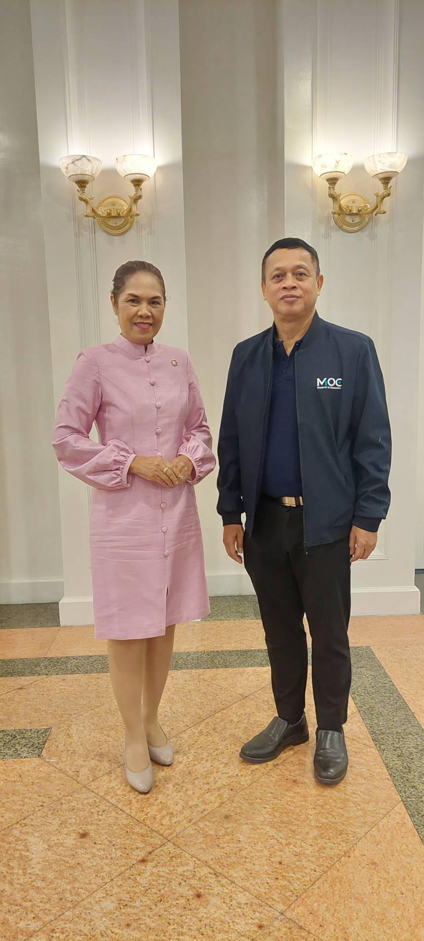 จังหวัดขอนแก่น : ร่วมประชุมมอบนโยบายความร่วมมือระหว่างสำนักงานพัฒนาชุมชนจังหวัด และสำนักงานพาณิชย์จังหวัดในการคัดเลือกผู้ประกอบการ SMEs และ OTOP เพื่อส่งเสริมและสนับสนุนสู่ตลาดสากล
