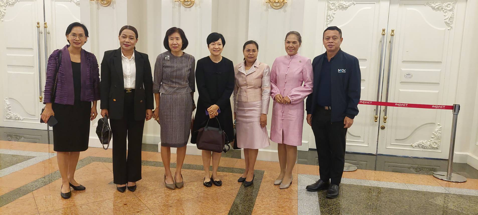 จังหวัดขอนแก่น : ร่วมประชุมมอบนโยบายความร่วมมือระหว่างสำนักงานพัฒนาชุมชนจังหวัด และสำนักงานพาณิชย์จังหวัดในการคัดเลือกผู้ประกอบการ SMEs และ OTOP เพื่อส่งเสริมและสนับสนุนสู่ตลาดสากล