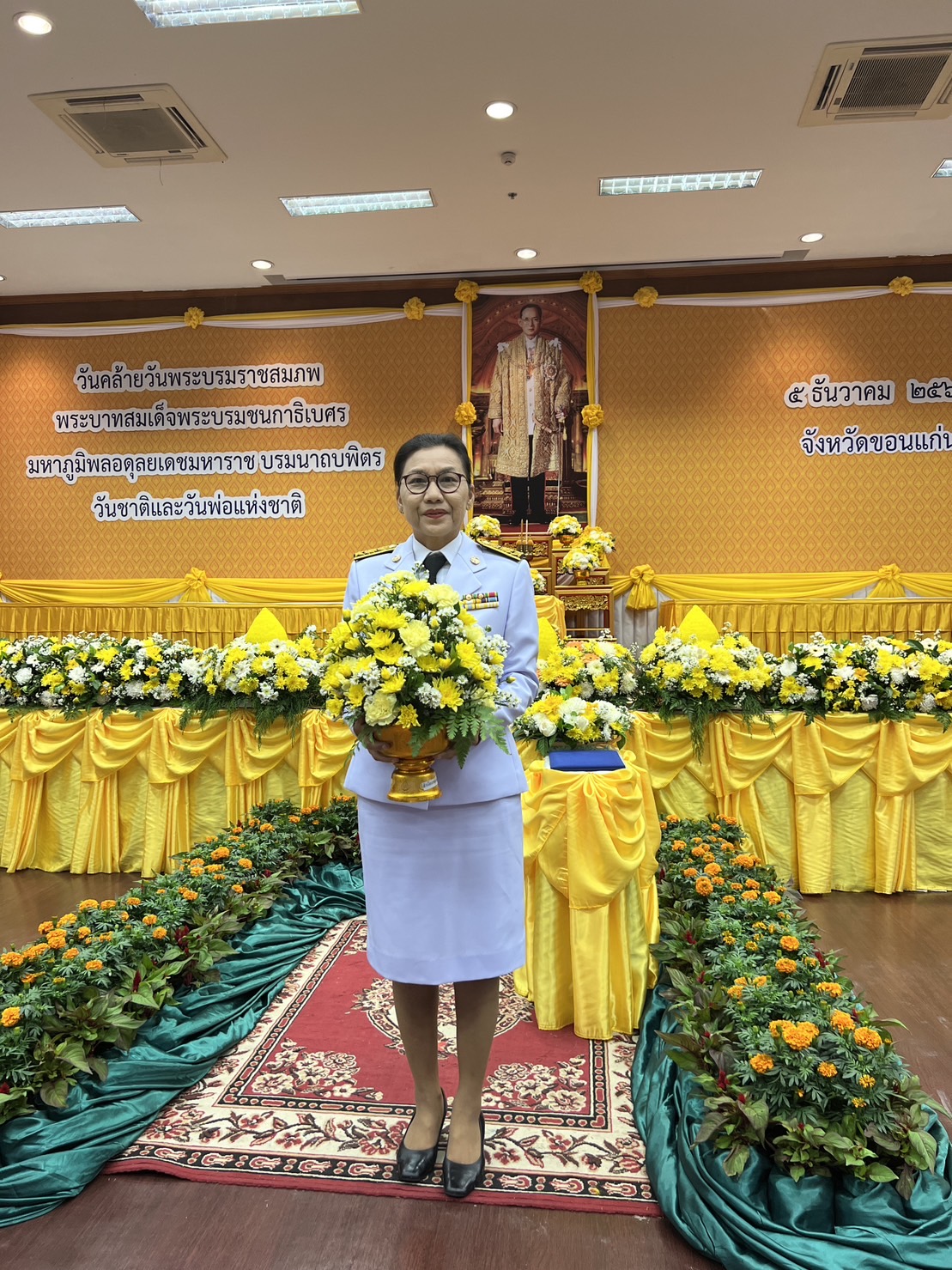 จังหวัดขอนแก่น : จัดพิธีวางพานพุ่มและถวายบังคมเบื้องหน้าพระบรมฉายาลักษณ์ พระบาทสมเด็จพระบรมชนกาธิเบศ มหาภูมิพลอดุลยเดชมหาราช บรมราชบพิธ เนื่องในวันพ่อแห่งชาติ ปี 2566