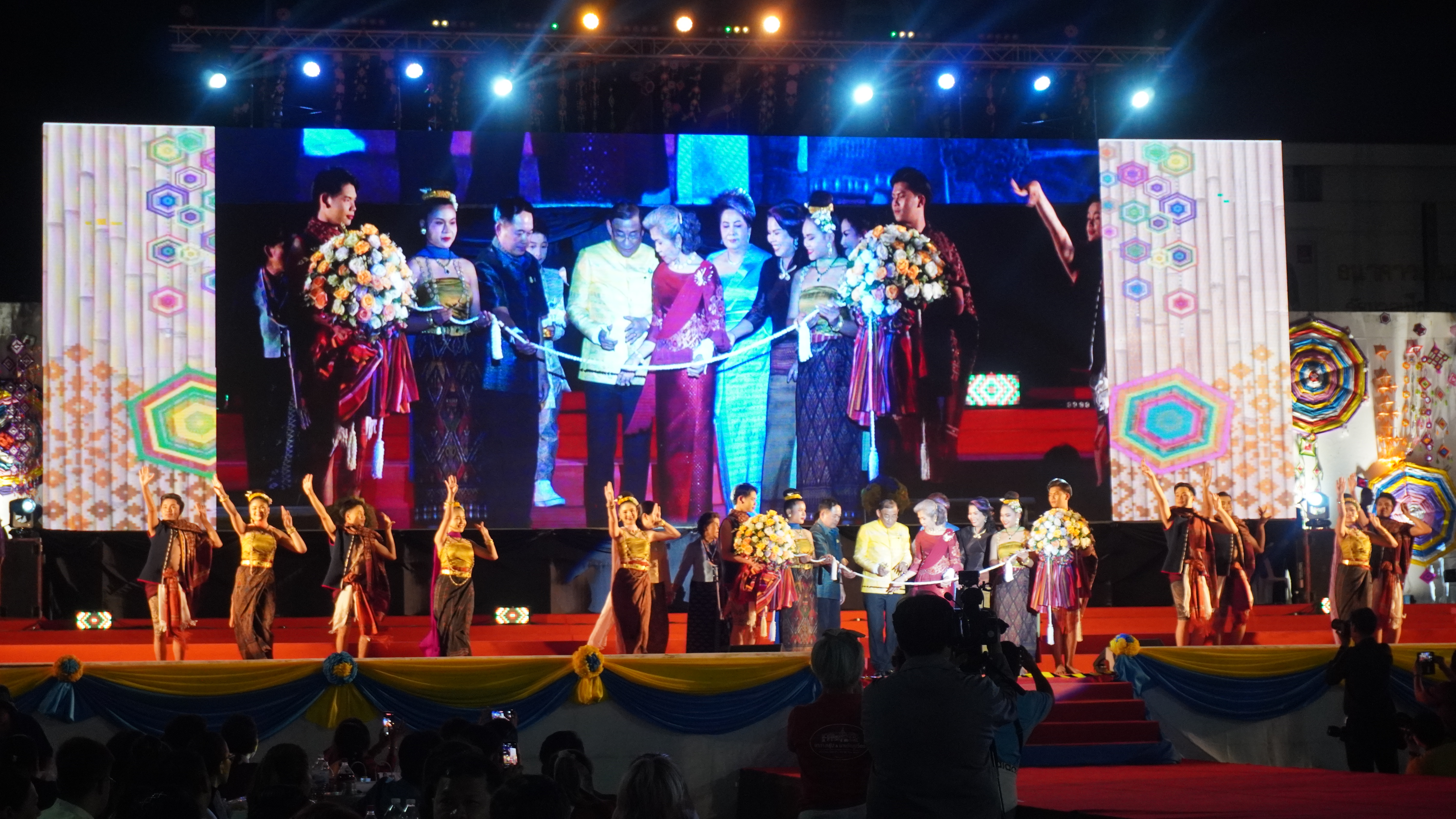จังหวัดขอนเก่น : ร่วมกับชมรมแม่บ้านมหาดไทยจังหวัดขอนแก่น จัดงานเดินแฟชั่นโชว์ “ออนซอนผ้าไหม…ไทขอนแก่น ผ้าไทยใส่ให้สนุก” ในงานเทศกาลไหมนานาชาติ ประเพณีผูกเสี่ยว งานกาชาด จังหวัดขอนแก่น และงานขอนแก่นชอฟต์พาวเวอร์ ประจำปี 2566