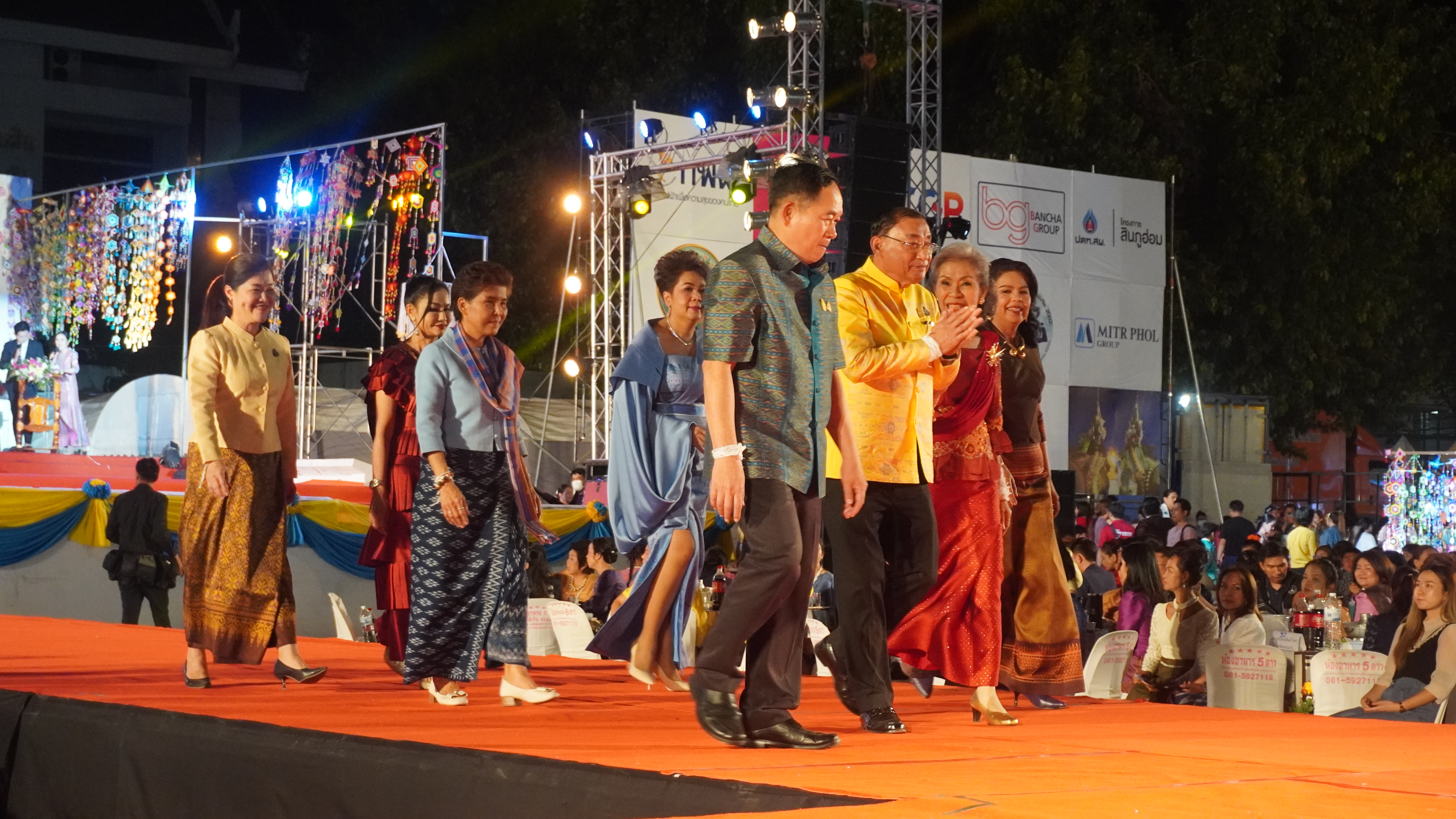 จังหวัดขอนเก่น : ร่วมกับชมรมแม่บ้านมหาดไทยจังหวัดขอนแก่น จัดงานเดินแฟชั่นโชว์ “ออนซอนผ้าไหม…ไทขอนแก่น ผ้าไทยใส่ให้สนุก” ในงานเทศกาลไหมนานาชาติ ประเพณีผูกเสี่ยว งานกาชาด จังหวัดขอนแก่น และงานขอนแก่นชอฟต์พาวเวอร์ ประจำปี 2566