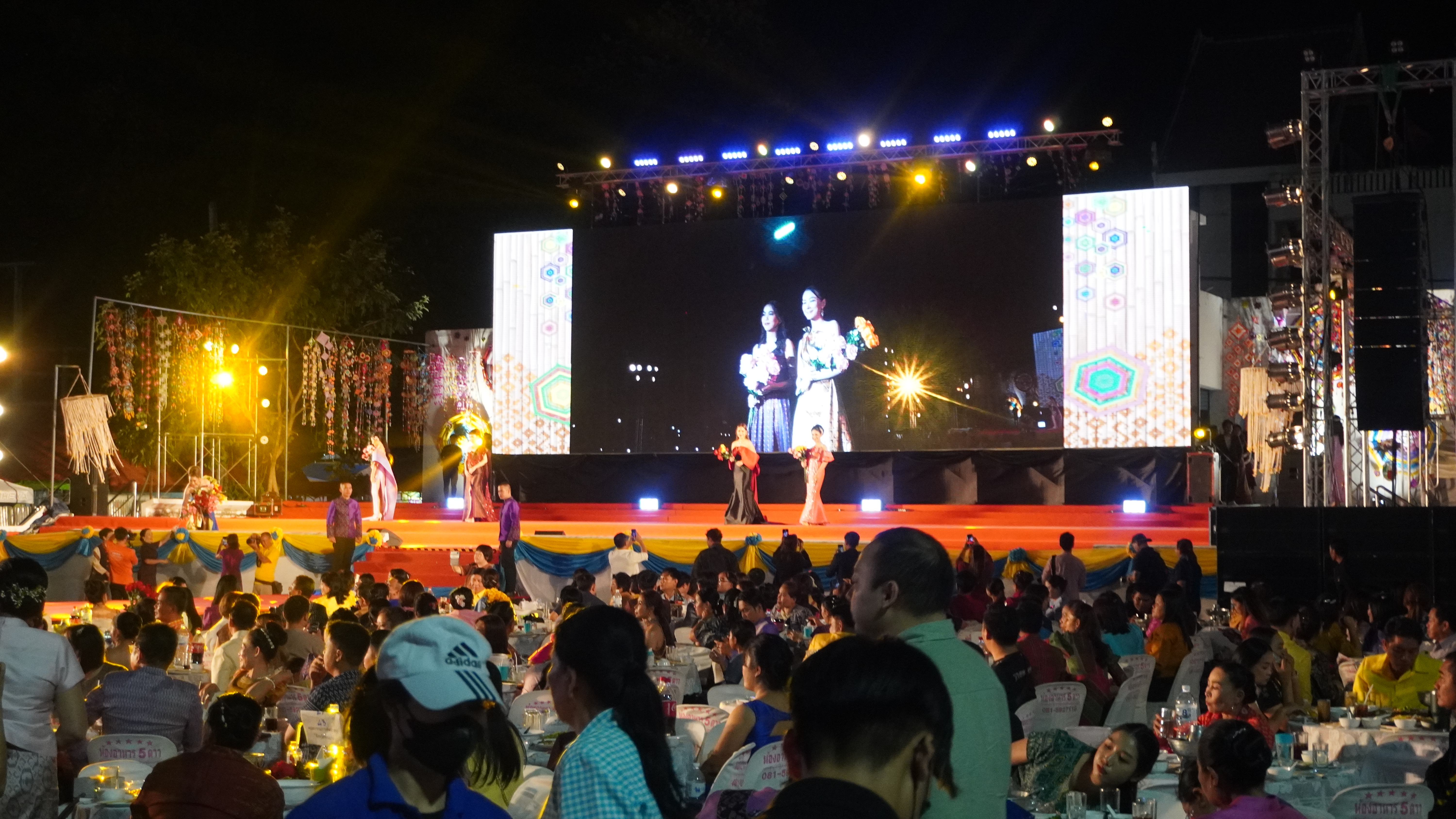 จังหวัดขอนเก่น : ร่วมกับชมรมแม่บ้านมหาดไทยจังหวัดขอนแก่น จัดงานเดินแฟชั่นโชว์ “ออนซอนผ้าไหม…ไทขอนแก่น ผ้าไทยใส่ให้สนุก” ในงานเทศกาลไหมนานาชาติ ประเพณีผูกเสี่ยว งานกาชาด จังหวัดขอนแก่น และงานขอนแก่นชอฟต์พาวเวอร์ ประจำปี 2566