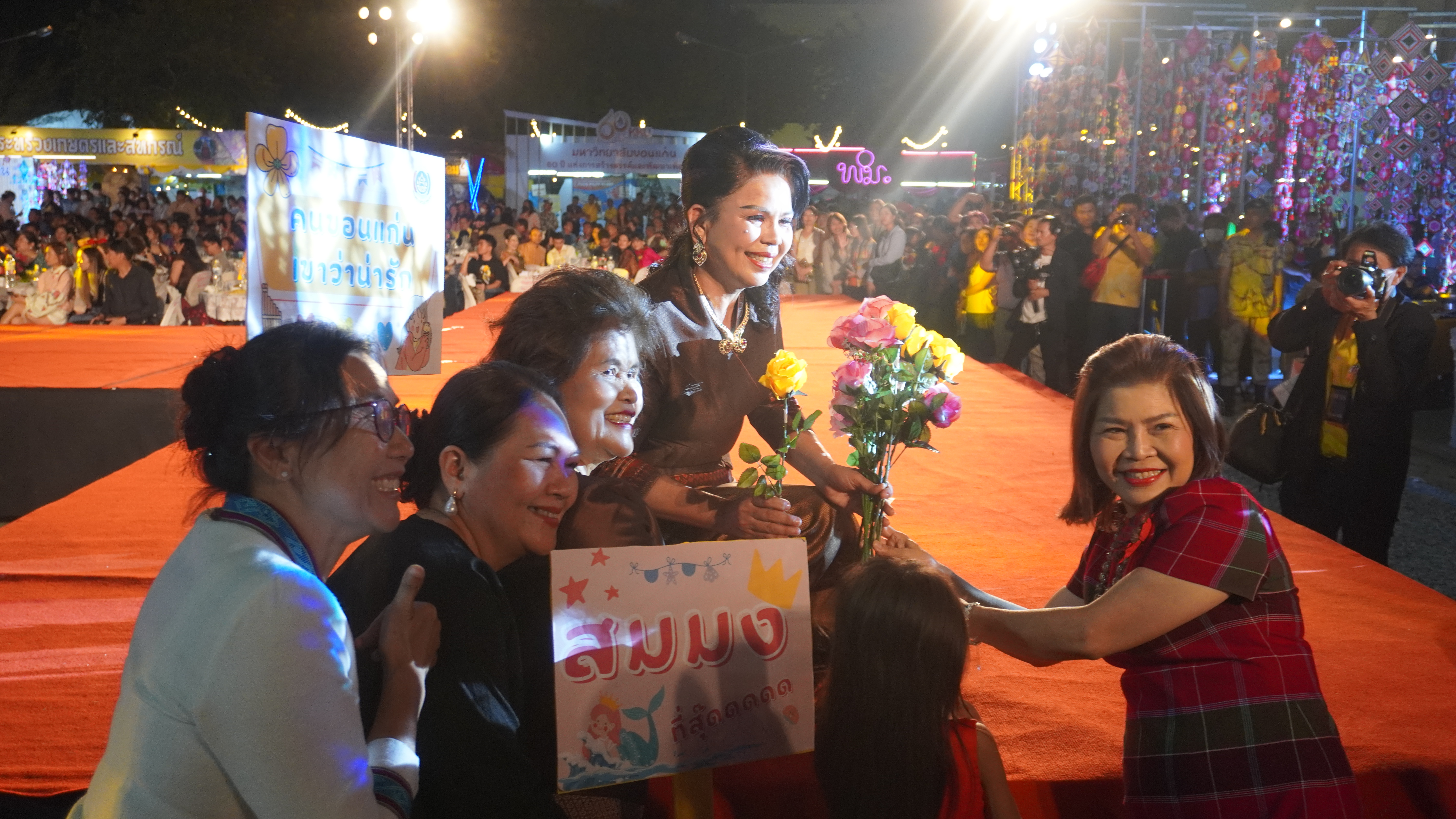 จังหวัดขอนเก่น : ร่วมกับชมรมแม่บ้านมหาดไทยจังหวัดขอนแก่น จัดงานเดินแฟชั่นโชว์ “ออนซอนผ้าไหม…ไทขอนแก่น ผ้าไทยใส่ให้สนุก” ในงานเทศกาลไหมนานาชาติ ประเพณีผูกเสี่ยว งานกาชาด จังหวัดขอนแก่น และงานขอนแก่นชอฟต์พาวเวอร์ ประจำปี 2566