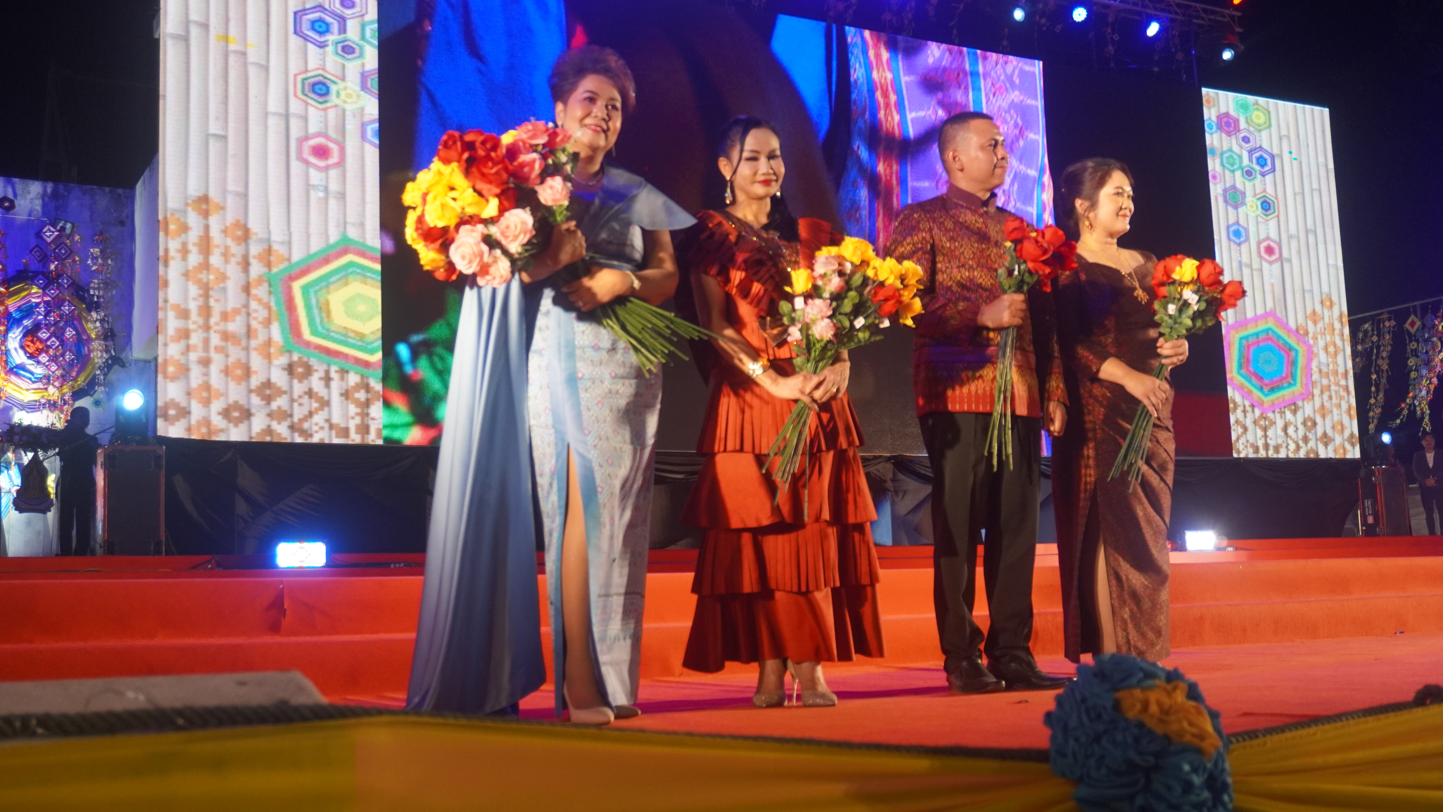 จังหวัดขอนเก่น : ร่วมกับชมรมแม่บ้านมหาดไทยจังหวัดขอนแก่น จัดงานเดินแฟชั่นโชว์ “ออนซอนผ้าไหม…ไทขอนแก่น ผ้าไทยใส่ให้สนุก” ในงานเทศกาลไหมนานาชาติ ประเพณีผูกเสี่ยว งานกาชาด จังหวัดขอนแก่น และงานขอนแก่นชอฟต์พาวเวอร์ ประจำปี 2566