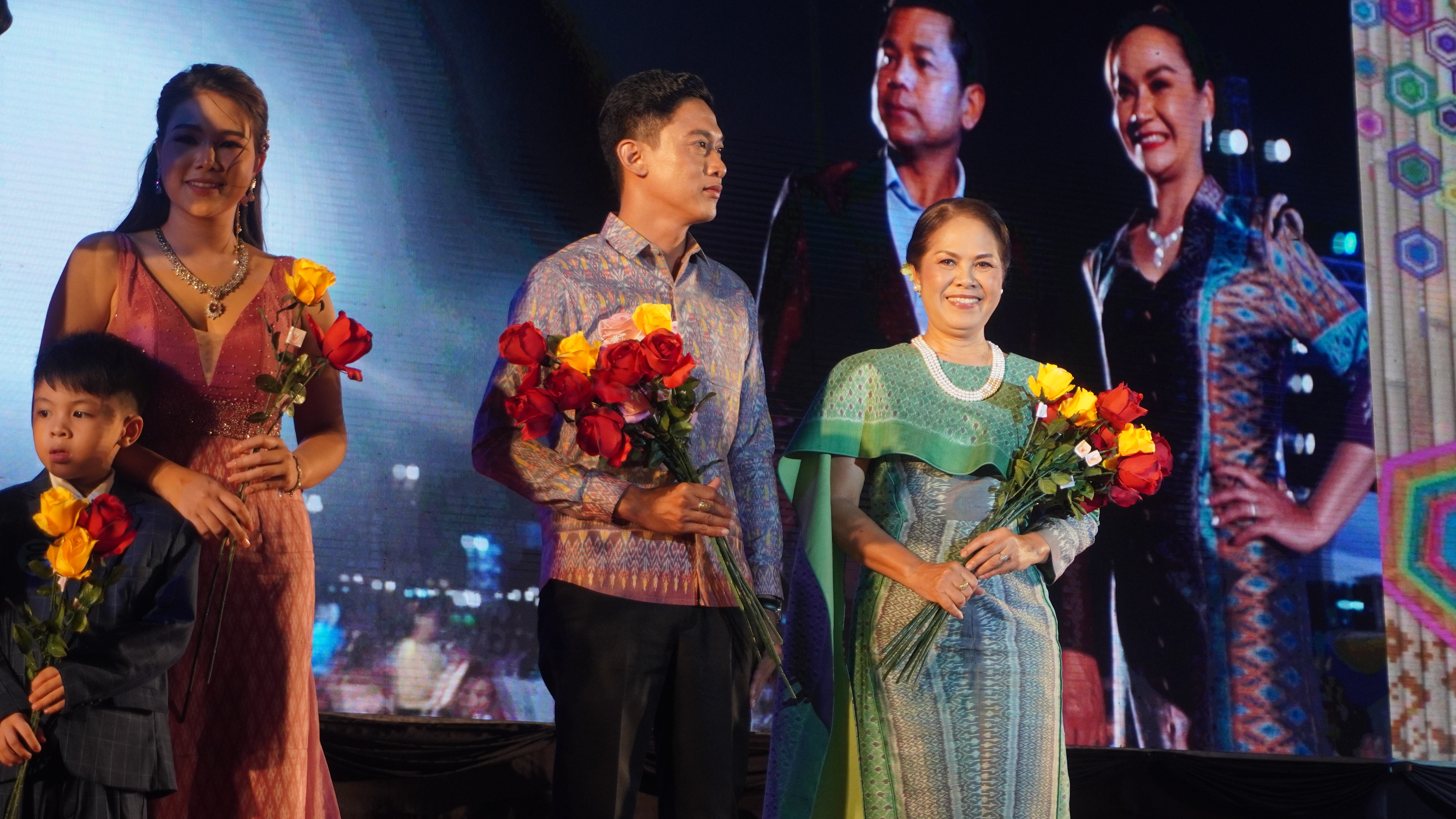 จังหวัดขอนเก่น : ร่วมกับชมรมแม่บ้านมหาดไทยจังหวัดขอนแก่น จัดงานเดินแฟชั่นโชว์ “ออนซอนผ้าไหม…ไทขอนแก่น ผ้าไทยใส่ให้สนุก” ในงานเทศกาลไหมนานาชาติ ประเพณีผูกเสี่ยว งานกาชาด จังหวัดขอนแก่น และงานขอนแก่นชอฟต์พาวเวอร์ ประจำปี 2566