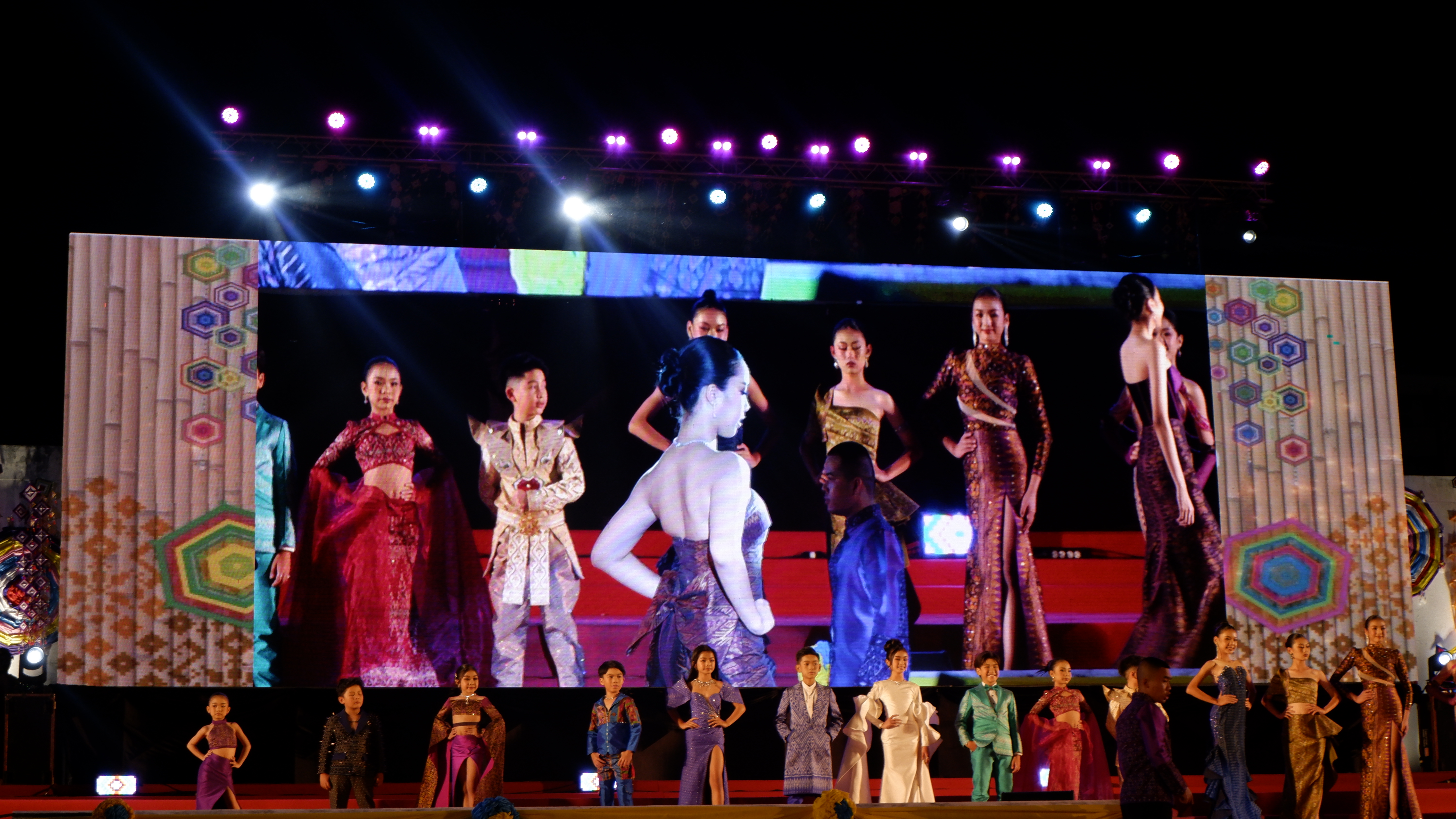 จังหวัดขอนเก่น : ร่วมกับชมรมแม่บ้านมหาดไทยจังหวัดขอนแก่น จัดงานเดินแฟชั่นโชว์ “ออนซอนผ้าไหม…ไทขอนแก่น ผ้าไทยใส่ให้สนุก” ในงานเทศกาลไหมนานาชาติ ประเพณีผูกเสี่ยว งานกาชาด จังหวัดขอนแก่น และงานขอนแก่นชอฟต์พาวเวอร์ ประจำปี 2566