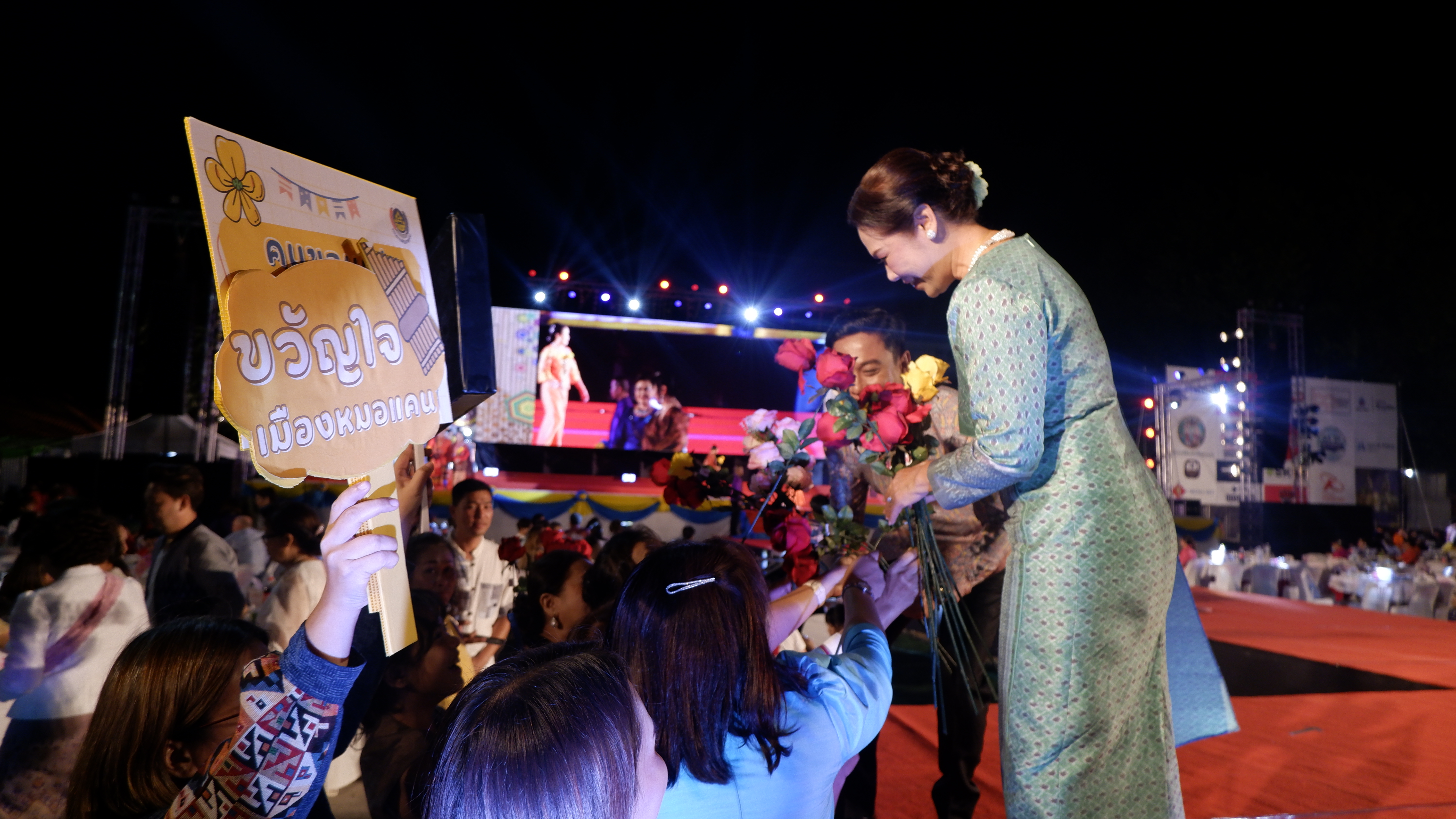 จังหวัดขอนเก่น : ร่วมกับชมรมแม่บ้านมหาดไทยจังหวัดขอนแก่น จัดงานเดินแฟชั่นโชว์ “ออนซอนผ้าไหม…ไทขอนแก่น ผ้าไทยใส่ให้สนุก” ในงานเทศกาลไหมนานาชาติ ประเพณีผูกเสี่ยว งานกาชาด จังหวัดขอนแก่น และงานขอนแก่นชอฟต์พาวเวอร์ ประจำปี 2566
