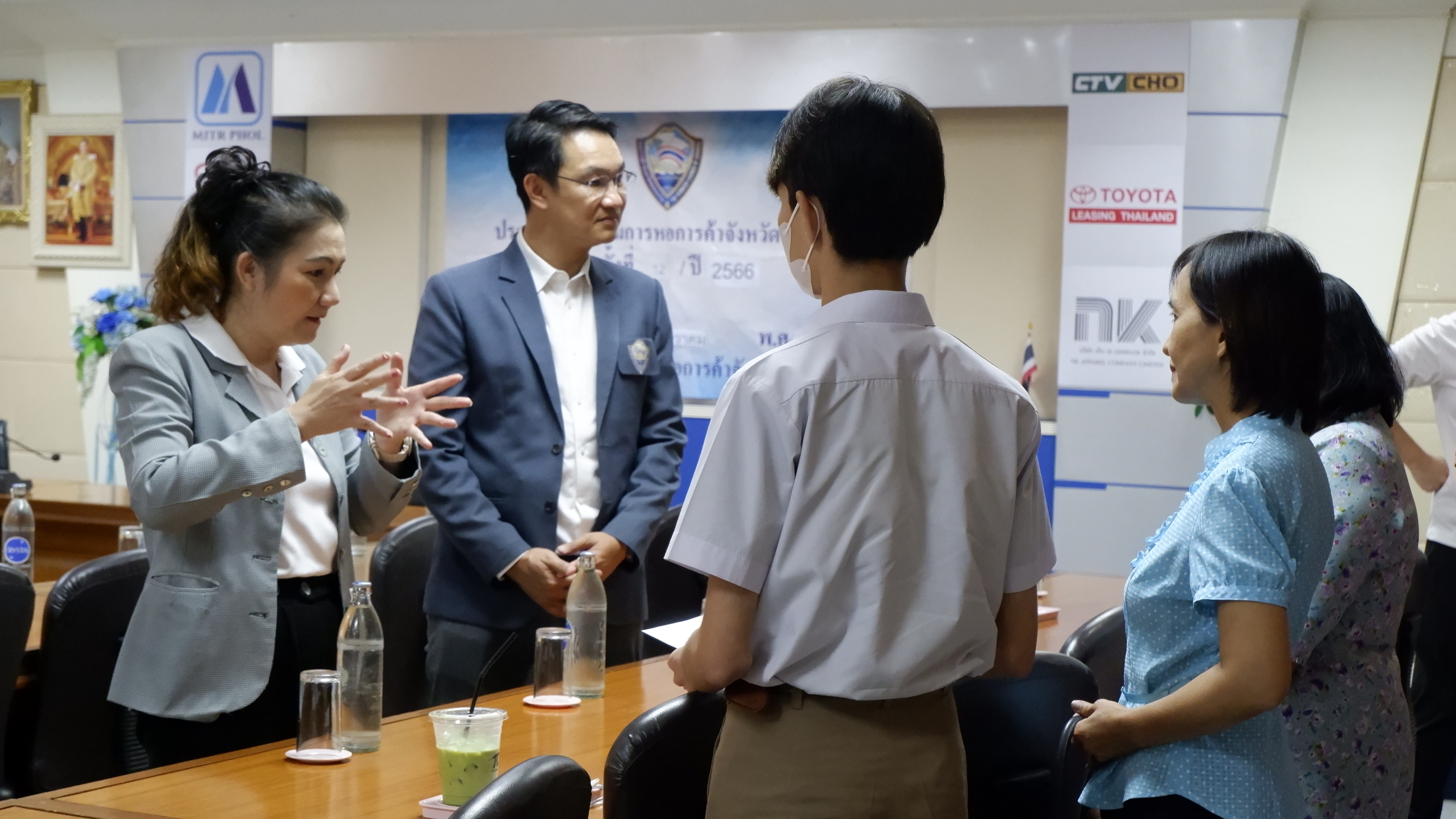 พช.ขอนแก่น : หอการค้าจังหวัดขอนแก่น มอบทุนการศึกษา ภายใต้ “โครงการปันเบี้ยปันน้ำใจ (YEC Khon Kaen)” กลุ่มเป้าหมายตามโครงการขจัดความยากจนและพัฒนาคนทุกช่วงวัยอย่างยั่งยืน ตามหลักปรัชญาของเศรษฐกิจพอเพียง