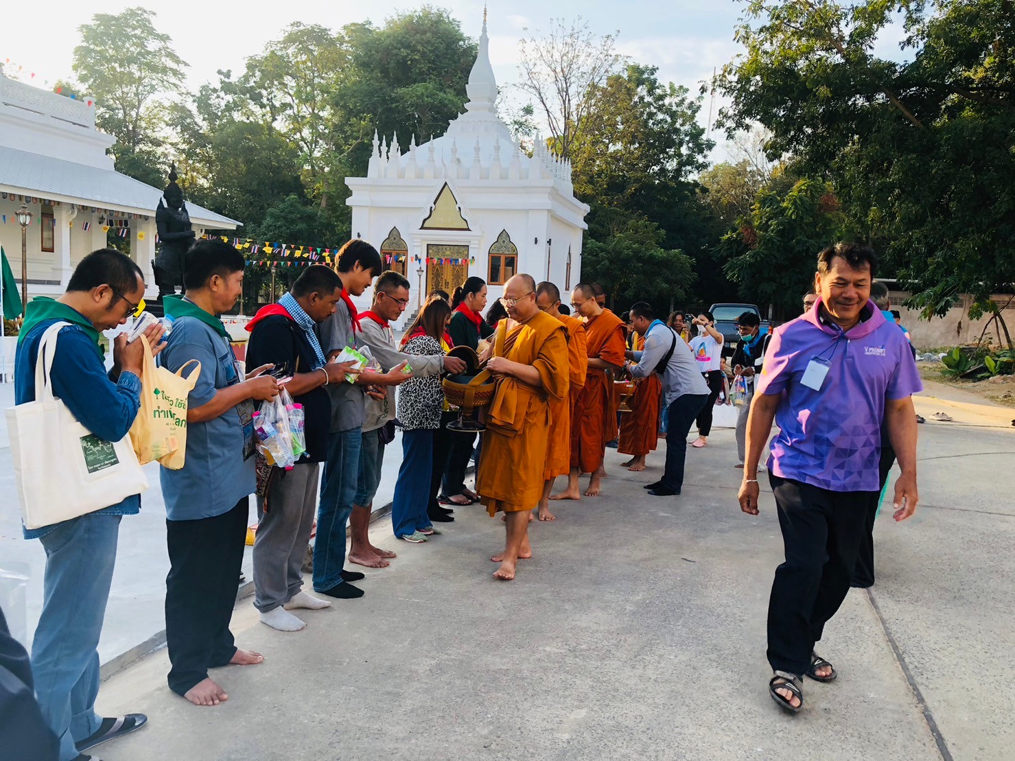 พช.ขอนแก่น : พระเดชพระคุณพระราชพัฒวัชรบัณฑิต,รศ.ดร. รองเจ้าคณะจังหวัดขอนแก่น มอบวุฒิบัตรแก่ผู้ผ่านการอบรม โครงการพัฒนาหมู่บ้านเศรษฐกิจพอเพียง ประจำปี 2567