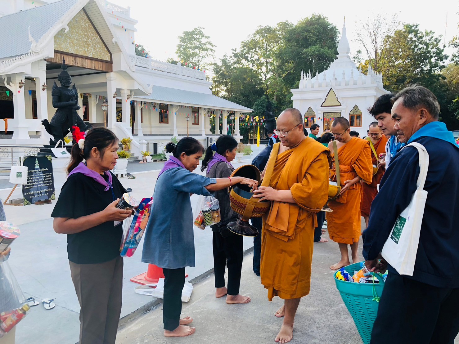พช.ขอนแก่น : พระเดชพระคุณพระราชพัฒวัชรบัณฑิต,รศ.ดร. รองเจ้าคณะจังหวัดขอนแก่น มอบวุฒิบัตรแก่ผู้ผ่านการอบรม โครงการพัฒนาหมู่บ้านเศรษฐกิจพอเพียง ประจำปี 2567