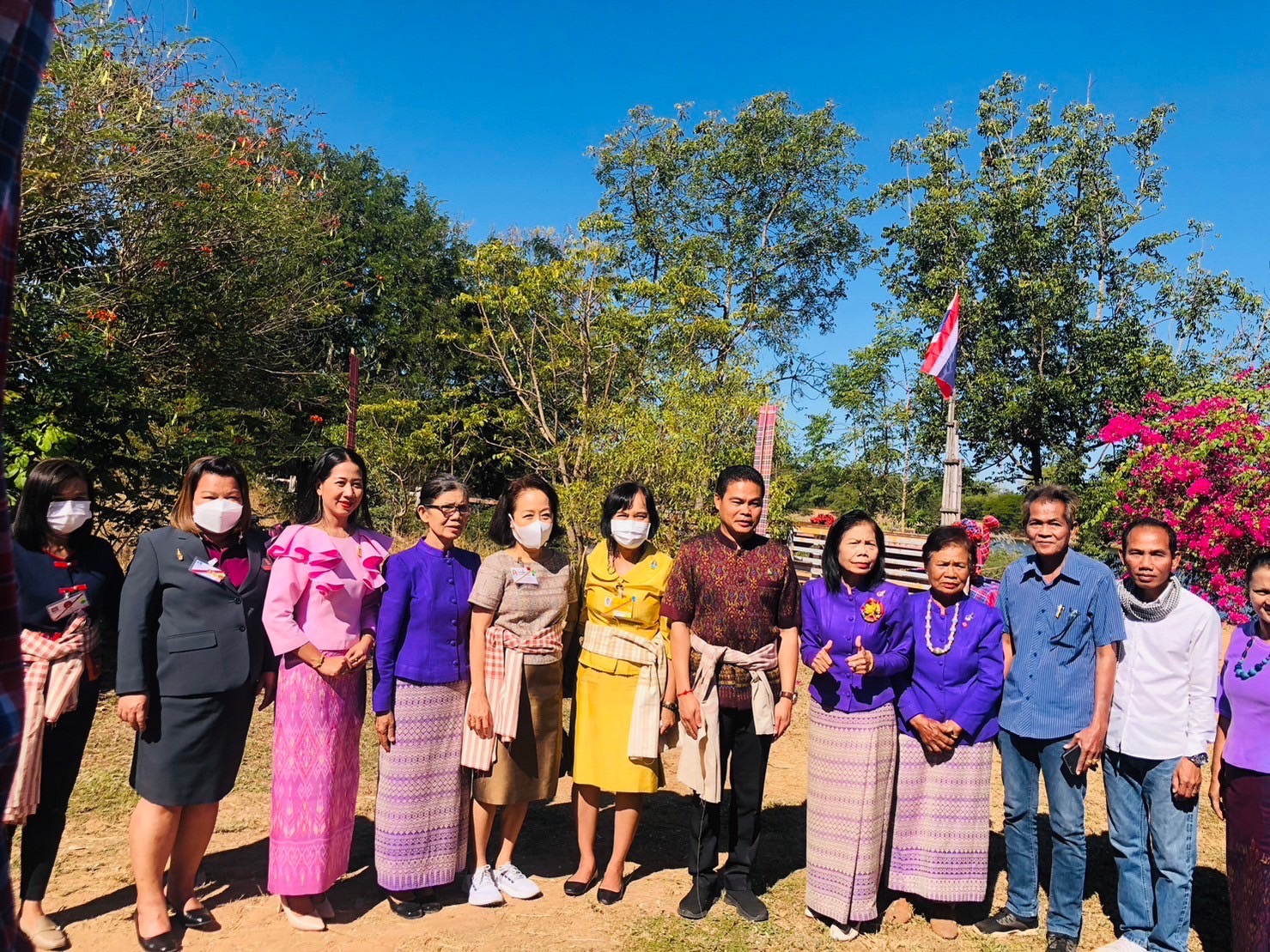 พช.ขอนแก่น : กองงานในพระองค์ฯ เลือกซื้อสินค้า OTOP กลุ่มวิสาหกิจชุมชนตัดเย็บบ้านดง อ.อุบลรัตน์ จ.ขอนแก่น เพื่อนำไปจัดจำหน่ายใน ร้านภูฟ้า