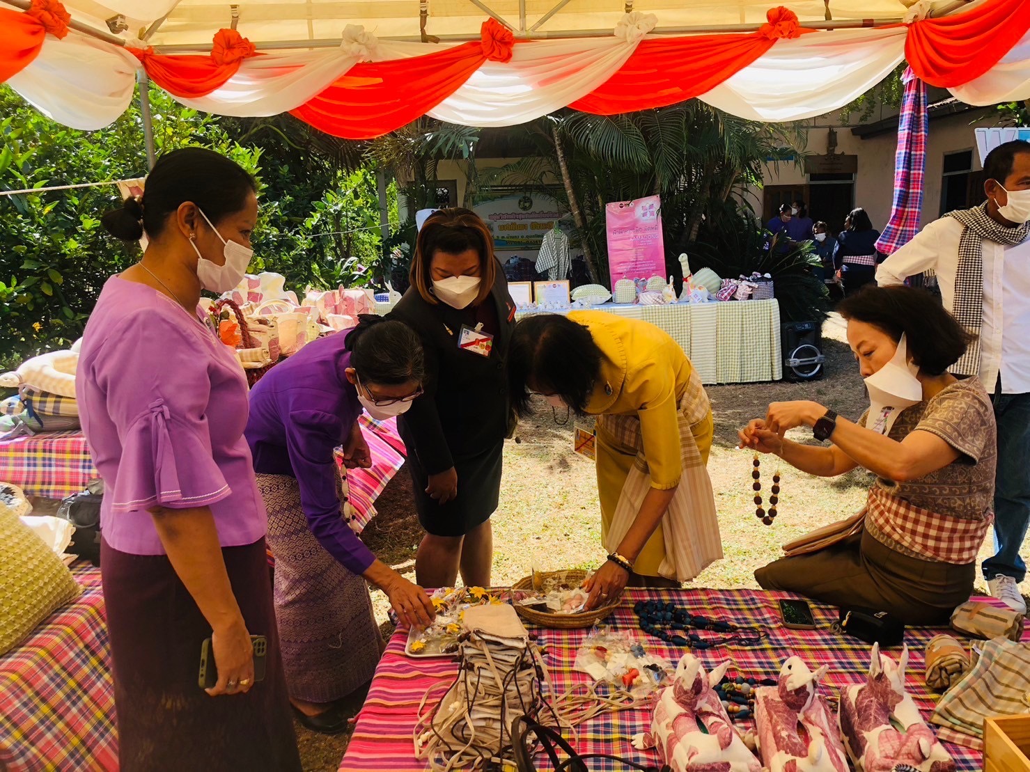 พช.ขอนแก่น : กองงานในพระองค์ฯ เลือกซื้อสินค้า OTOP กลุ่มวิสาหกิจชุมชนตัดเย็บบ้านดง อ.อุบลรัตน์ จ.ขอนแก่น เพื่อนำไปจัดจำหน่ายใน ร้านภูฟ้า