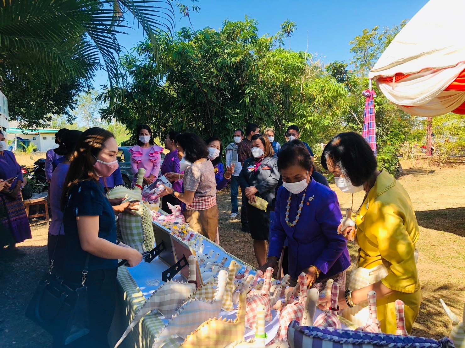พช.ขอนแก่น : กองงานในพระองค์ฯ เลือกซื้อสินค้า OTOP กลุ่มวิสาหกิจชุมชนตัดเย็บบ้านดง อ.อุบลรัตน์ จ.ขอนแก่น เพื่อนำไปจัดจำหน่ายใน ร้านภูฟ้า