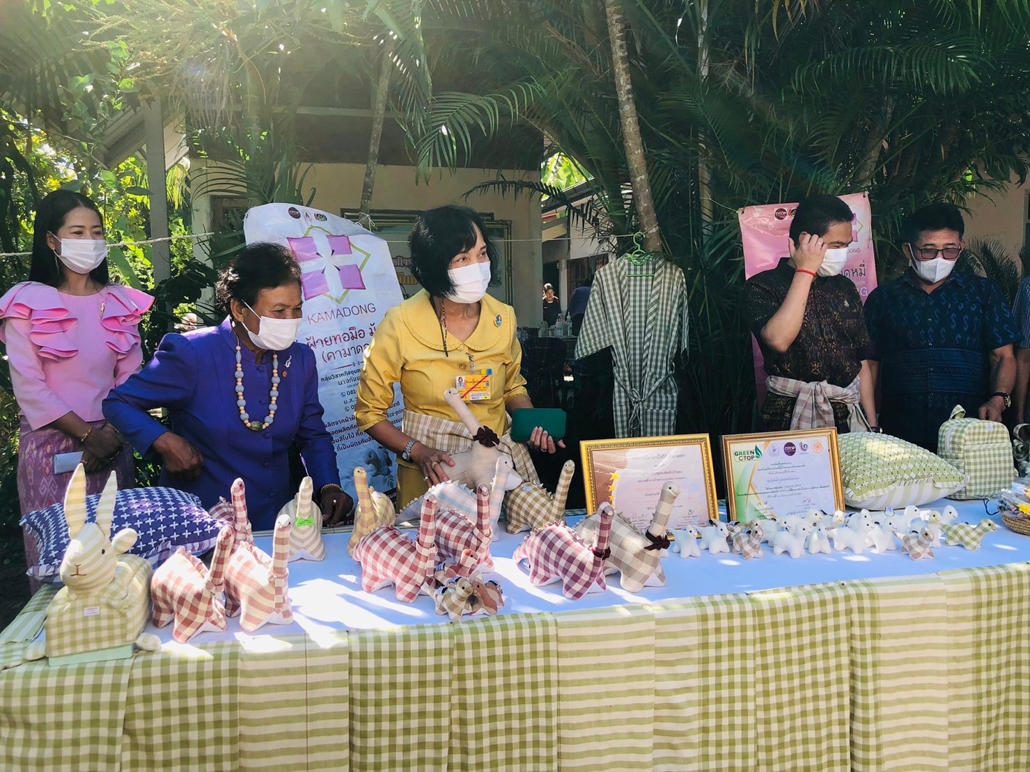พช.ขอนแก่น : กองงานในพระองค์ฯ เลือกซื้อสินค้า OTOP กลุ่มวิสาหกิจชุมชนตัดเย็บบ้านดง อ.อุบลรัตน์ จ.ขอนแก่น เพื่อนำไปจัดจำหน่ายใน ร้านภูฟ้า