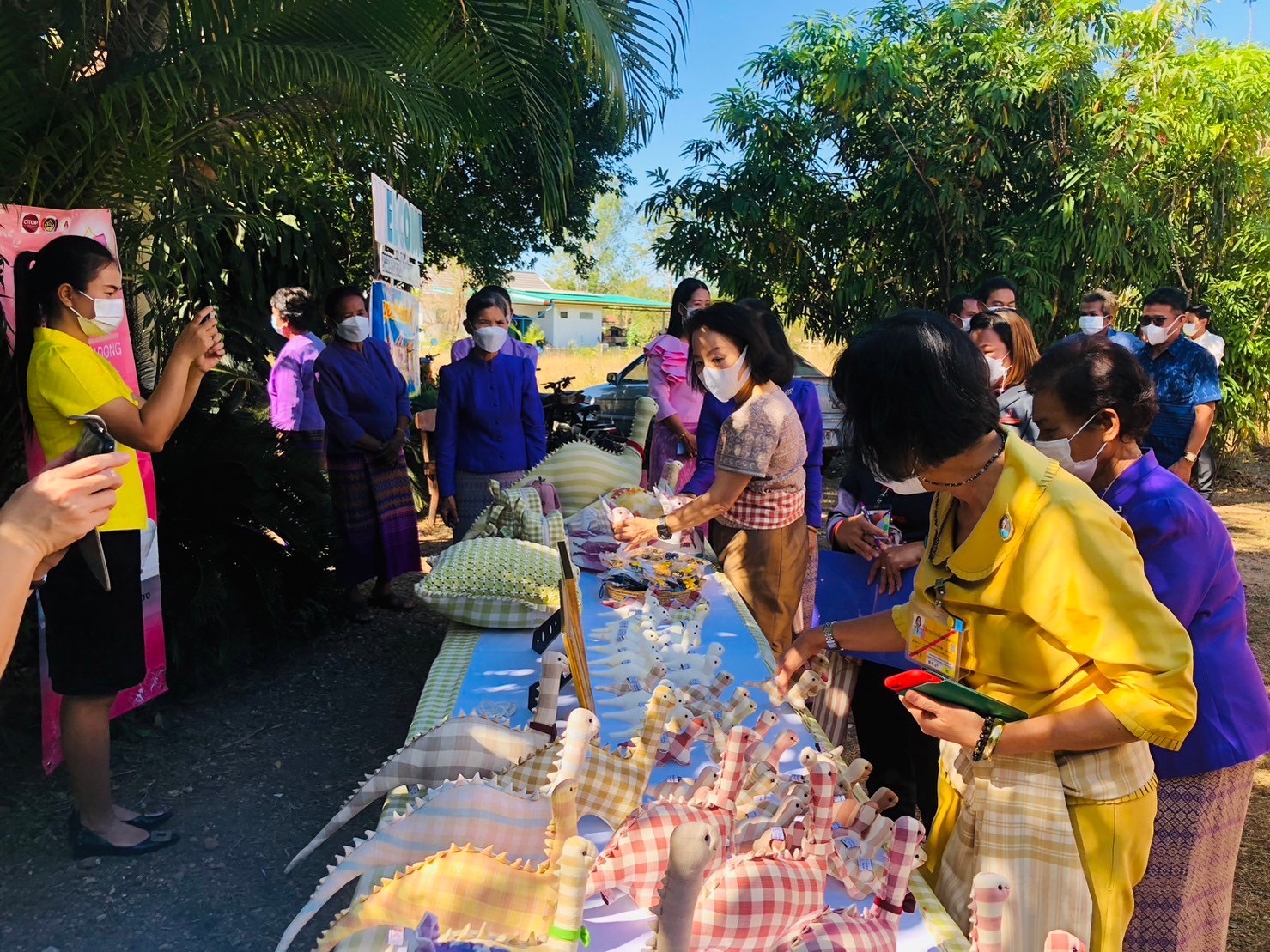พช.ขอนแก่น : กองงานในพระองค์ฯ เลือกซื้อสินค้า OTOP กลุ่มวิสาหกิจชุมชนตัดเย็บบ้านดง อ.อุบลรัตน์ จ.ขอนแก่น เพื่อนำไปจัดจำหน่ายใน ร้านภูฟ้า
