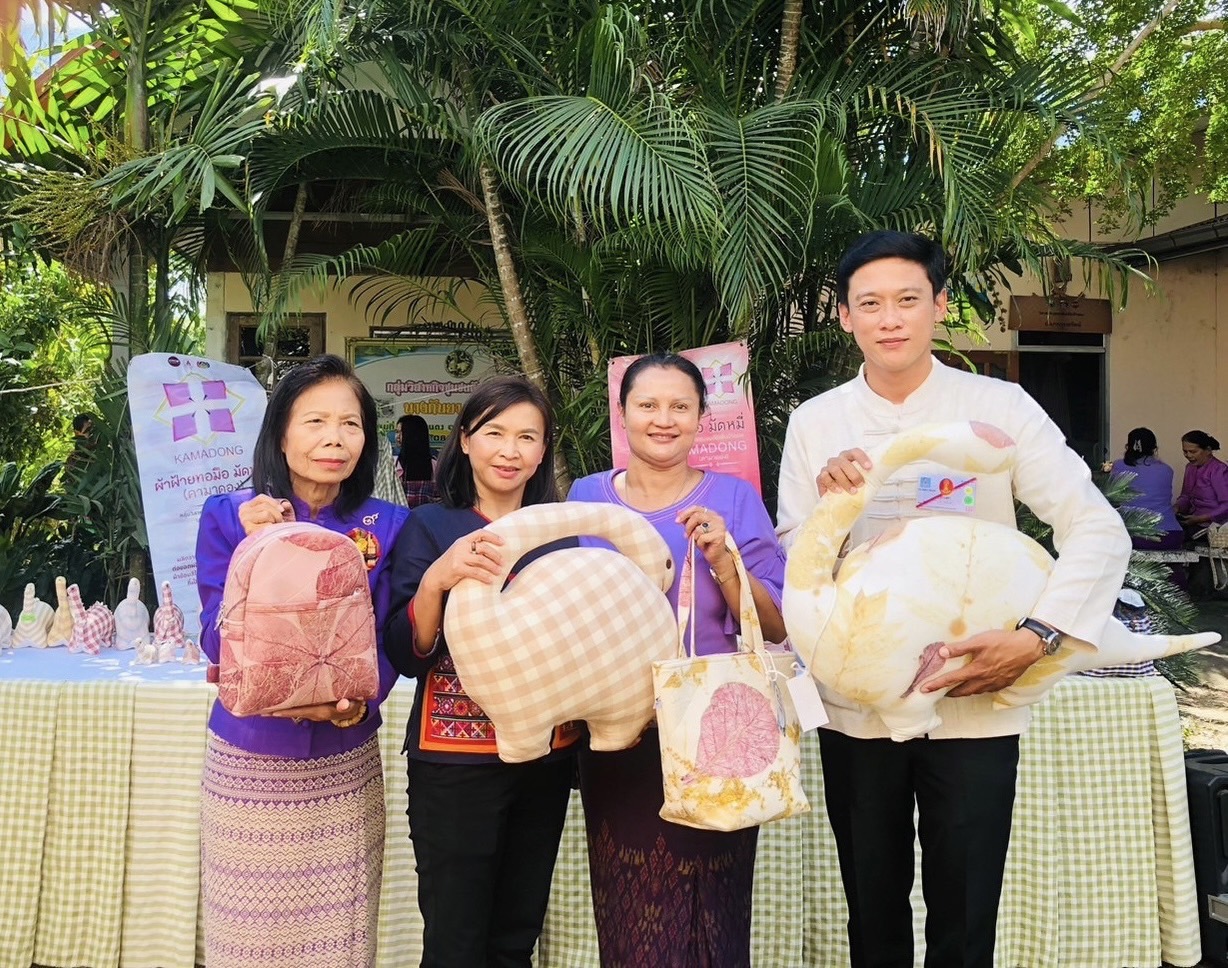 พช.ขอนแก่น : กองงานในพระองค์ฯ เลือกซื้อสินค้า OTOP กลุ่มวิสาหกิจชุมชนตัดเย็บบ้านดง อ.อุบลรัตน์ จ.ขอนแก่น เพื่อนำไปจัดจำหน่ายใน ร้านภูฟ้า