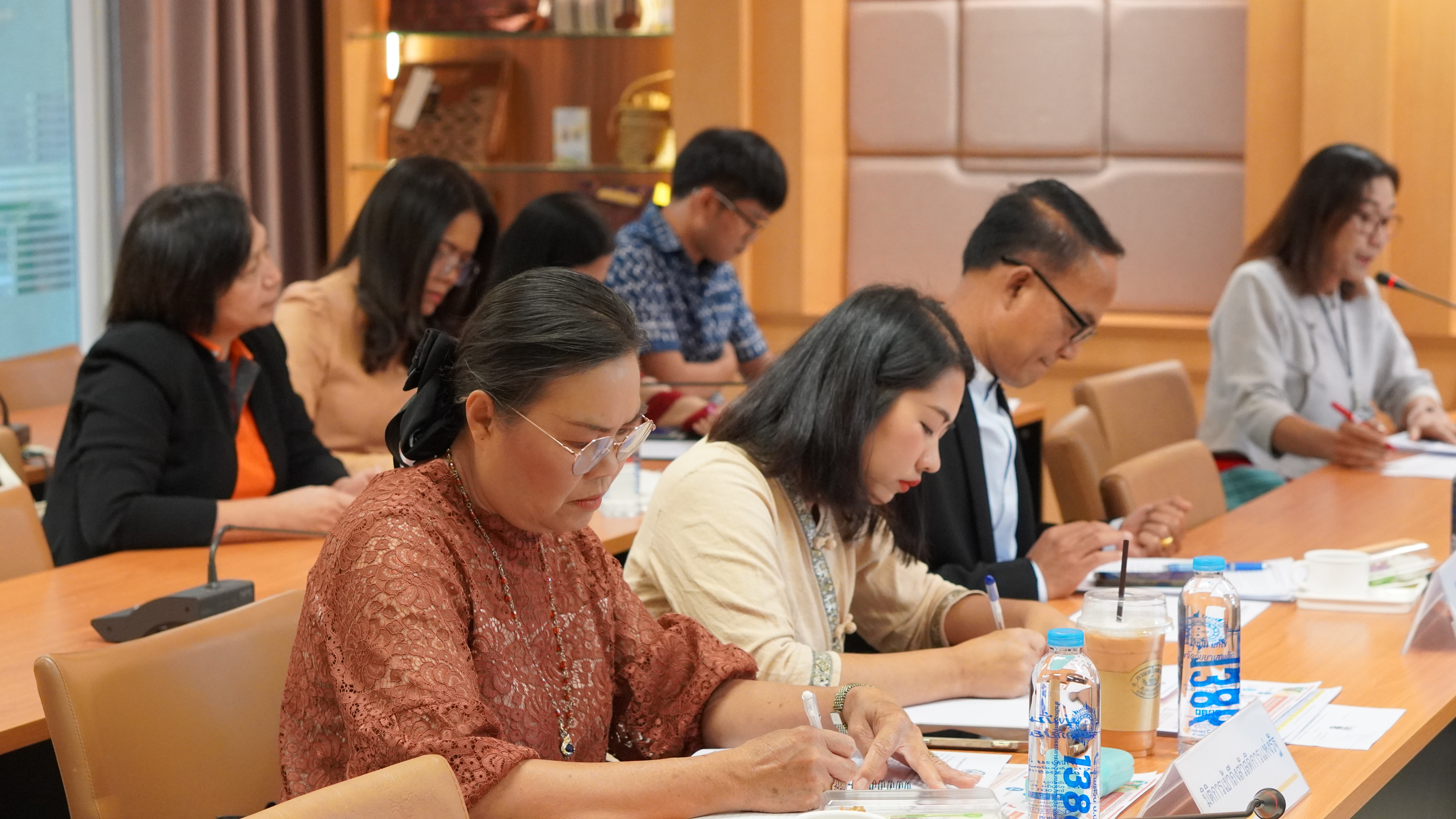 พช.ขอนแก่น : ประชุมคณะทำงานขับเคลื่อนการดำเนินงานขจัดความยากจนและพัฒนาคนทุกช่วงวัยอย่างยั่งยืนตามหลักปรัชญาของเศรษฐกิจพอเพียง ตามภารกิจ 5 มิติ ระดับจังหวัด