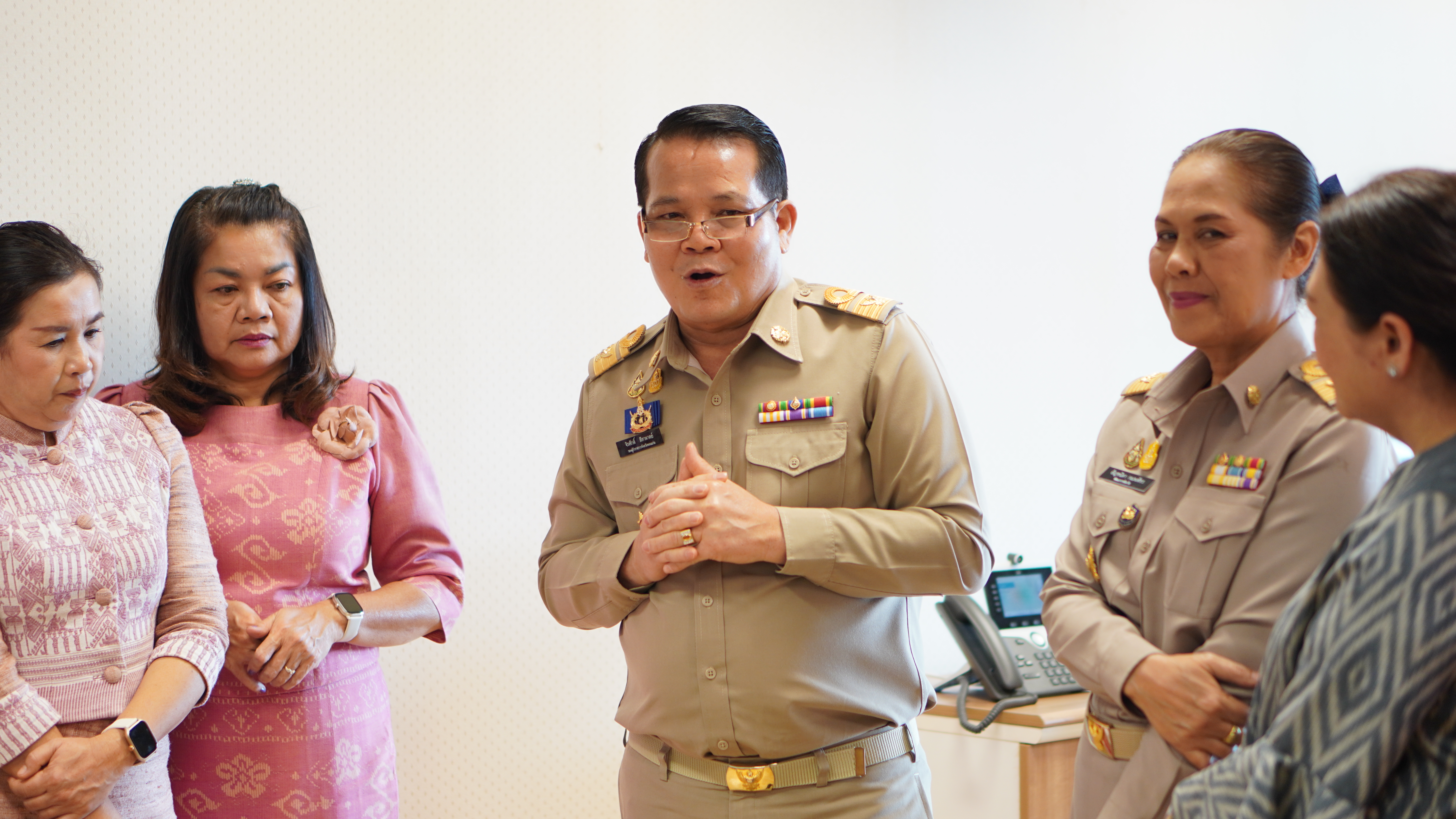พช.ขอนแก่น : เข้าอวยพรและขอรับโอวาทจากรองผู้ว่าราชการจังหวัดขอนแก่น และพัฒนาการจังหวัดขอนแก่น เนื่องในโอกาสส่งท้ายปีเก่า ต้อนรับปีใหม่ พุทธศักราช 2567