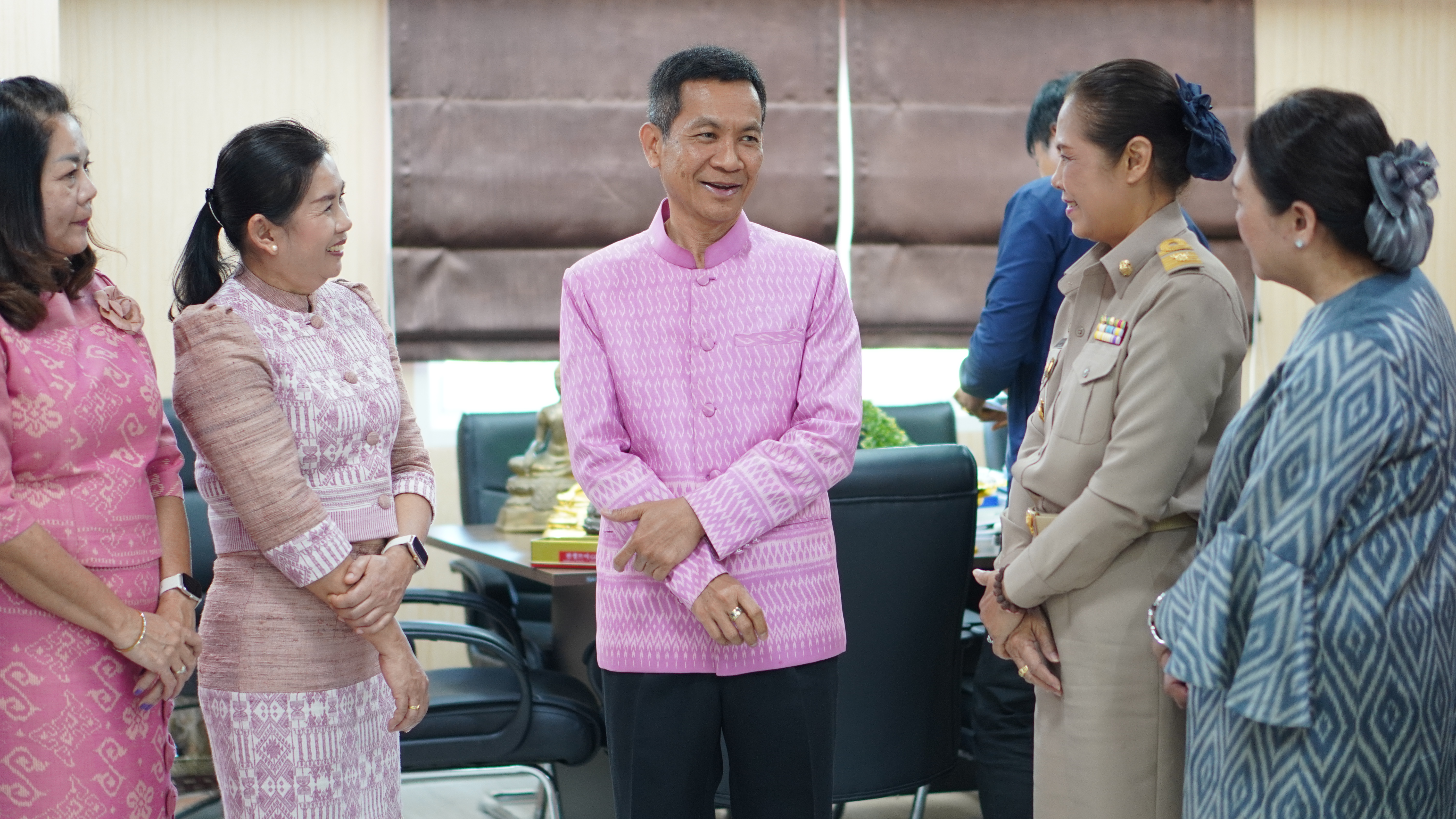 พช.ขอนแก่น : เข้าอวยพรและขอรับโอวาทจากรองผู้ว่าราชการจังหวัดขอนแก่น และพัฒนาการจังหวัดขอนแก่น เนื่องในโอกาสส่งท้ายปีเก่า ต้อนรับปีใหม่ พุทธศักราช 2567
