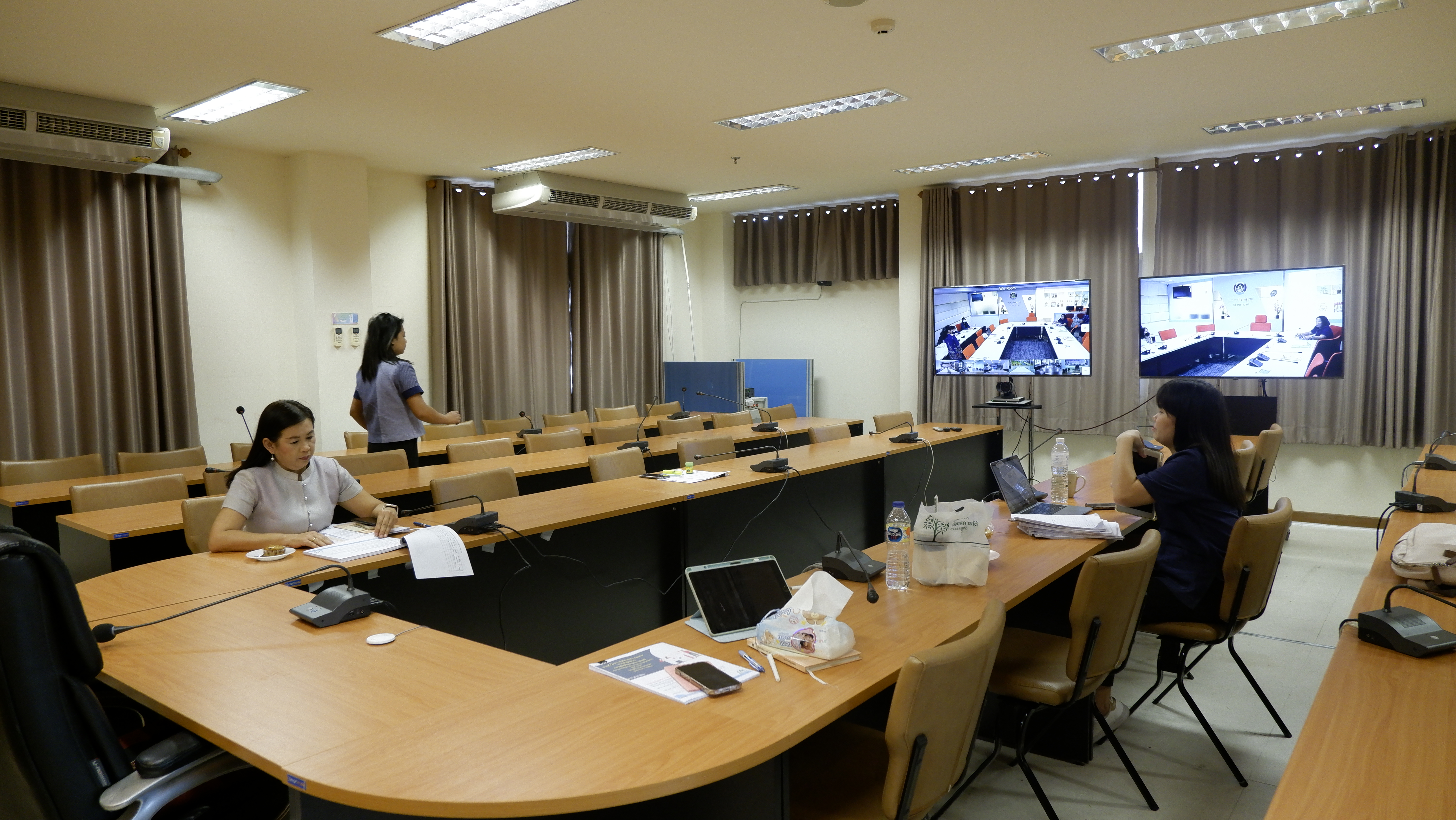 พช.ขอนแก่น : ร่วมประชุมติดตามผลการดำเนินงานและการใช้จ่ายงบประมาณ กองทุนพัฒนาบทบาทสตรี ประจำปิงบประมาณ 2567 (ระบบ Video Conference)