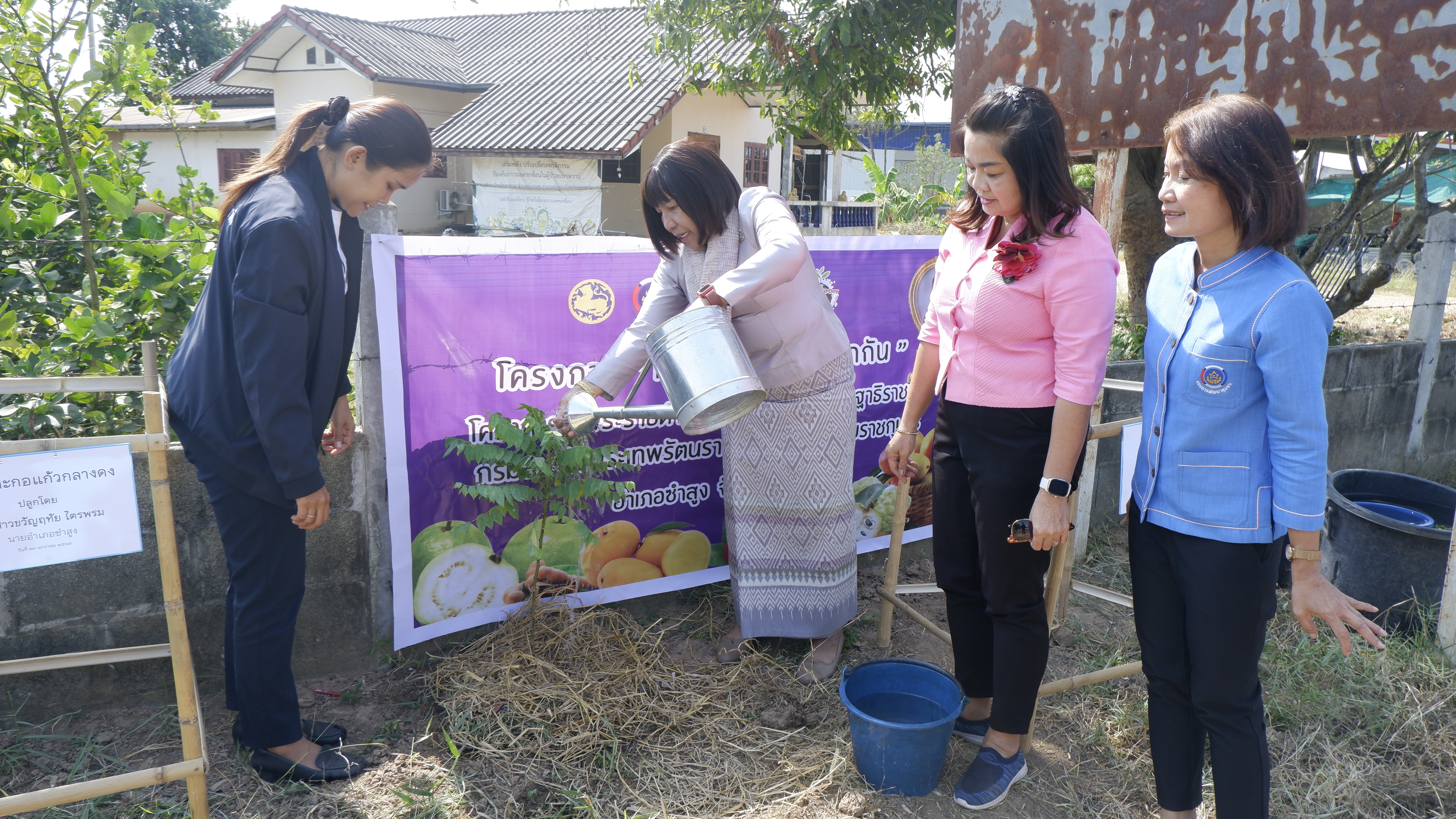 พช.ขอนแก่น : ผู้ตรวจราชการกรม กรมการพัฒนาชุมชน เขตตรวจราชการที่ 12 (นางนวลจันทร์ ศรีมงคล) ลงพื้นที่ตรวจติดตามผลการดำเนินงานตามภารกิจสำคัญกรมการพัฒนาชุมชน อำเภอซำสูง จังหวัดขอนแก่น
