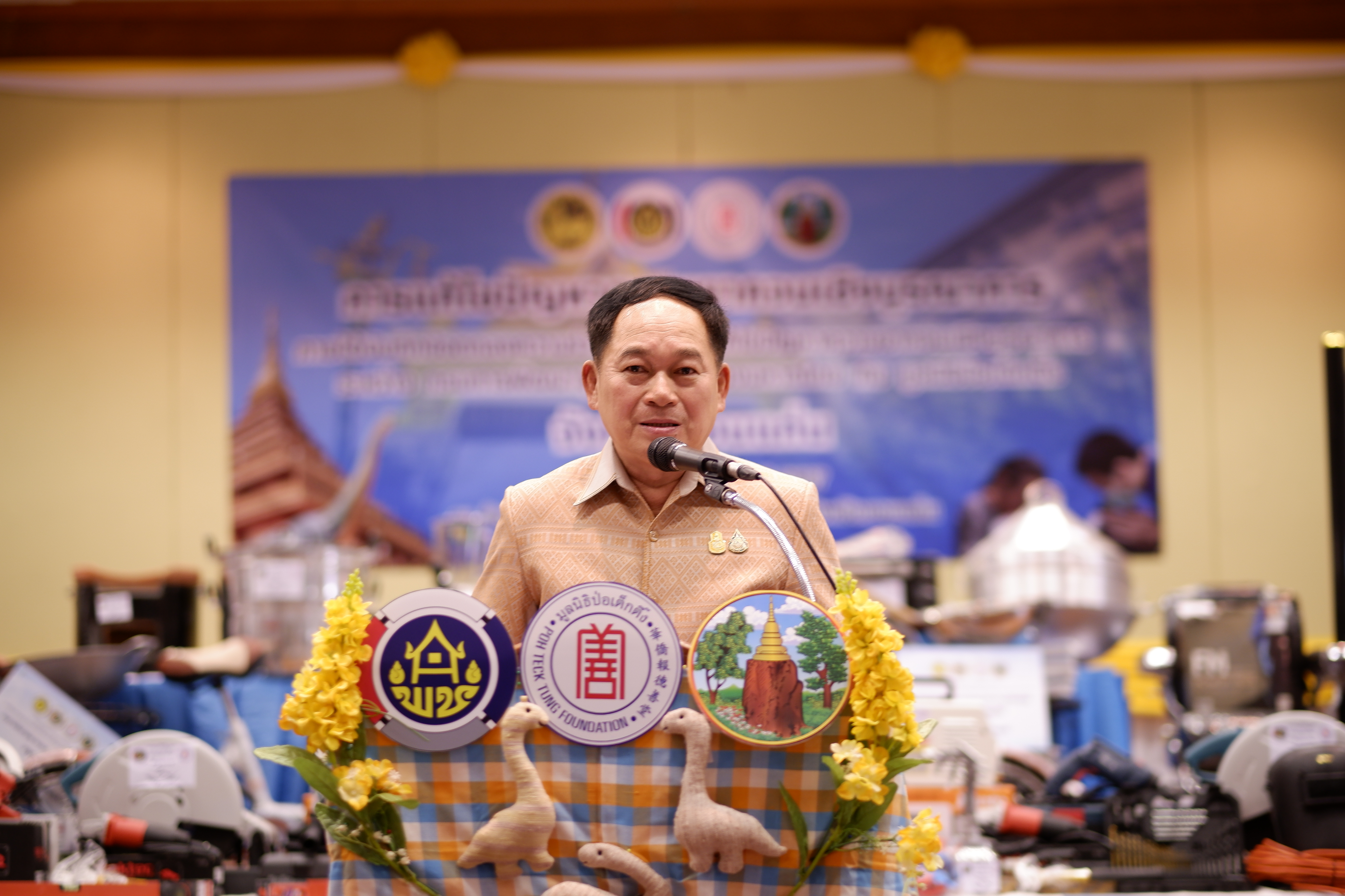 พช.ขอนแก่น : กรมการพัฒนาชุมชน ร่วมกับ มูลนิธิป่อเต็กตึ๊ง “สร้างชีวิต” อย่างยั่งยืน มอบอุปกรณ์ประกอบอาชีพครัวเรือนยากจน จังหวัดขอนแก่น