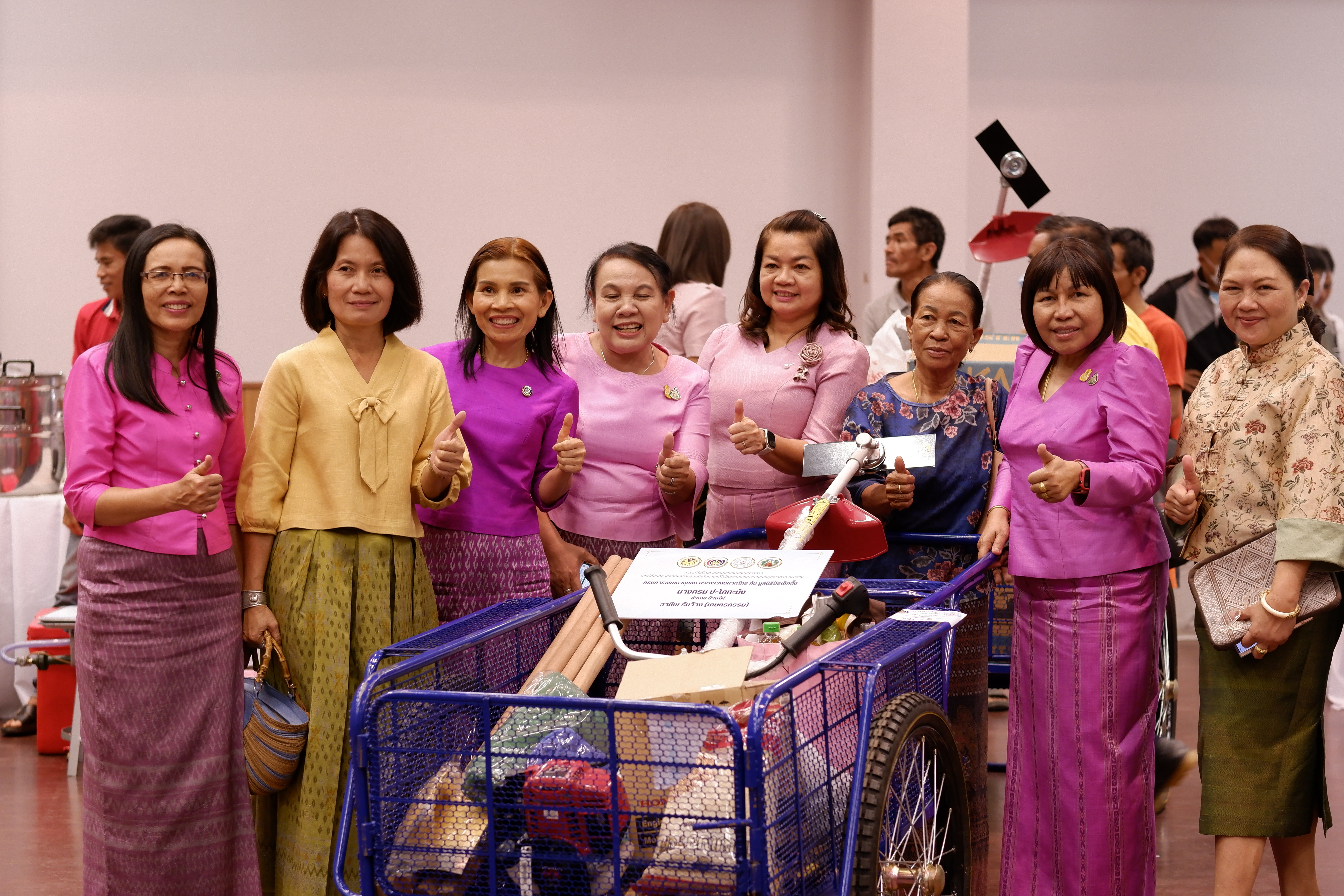 พช.ขอนแก่น : กรมการพัฒนาชุมชน ร่วมกับ มูลนิธิป่อเต็กตึ๊ง “สร้างชีวิต” อย่างยั่งยืน มอบอุปกรณ์ประกอบอาชีพครัวเรือนยากจน จังหวัดขอนแก่น