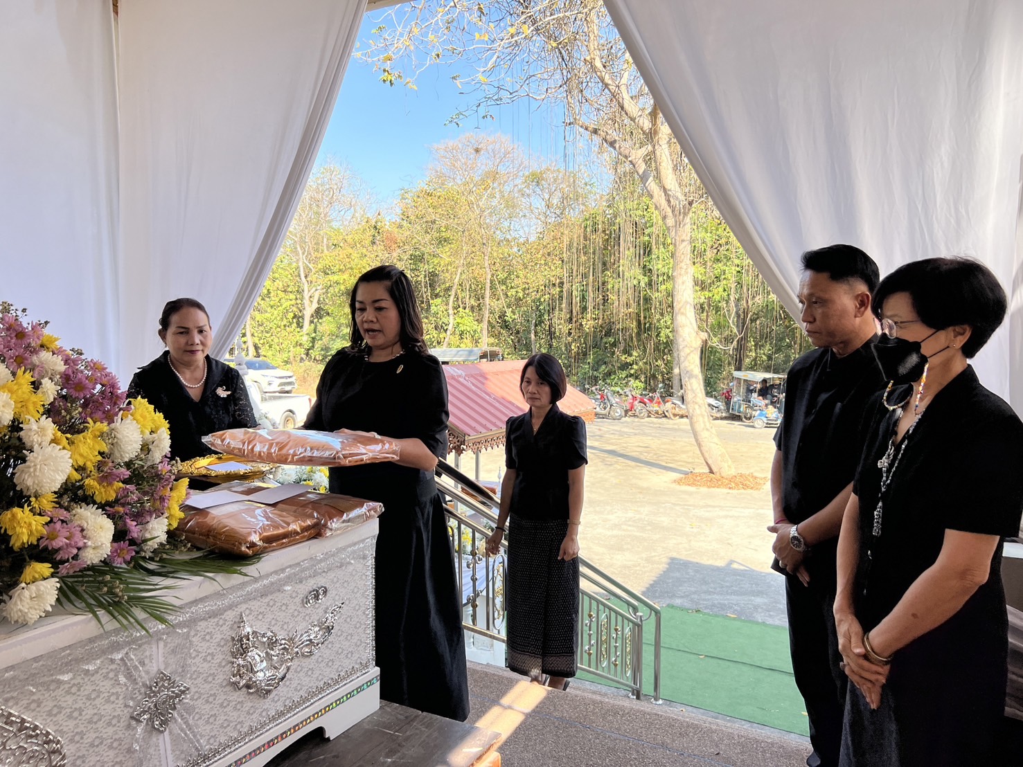 พช.ขอนแก่น : ร่วมงานฌาปนกิจศพ คุณแม่สอน สิทธิ มารดาของ นายโยธิน สิทธิ พัฒนาการอำเภอชุมแพ