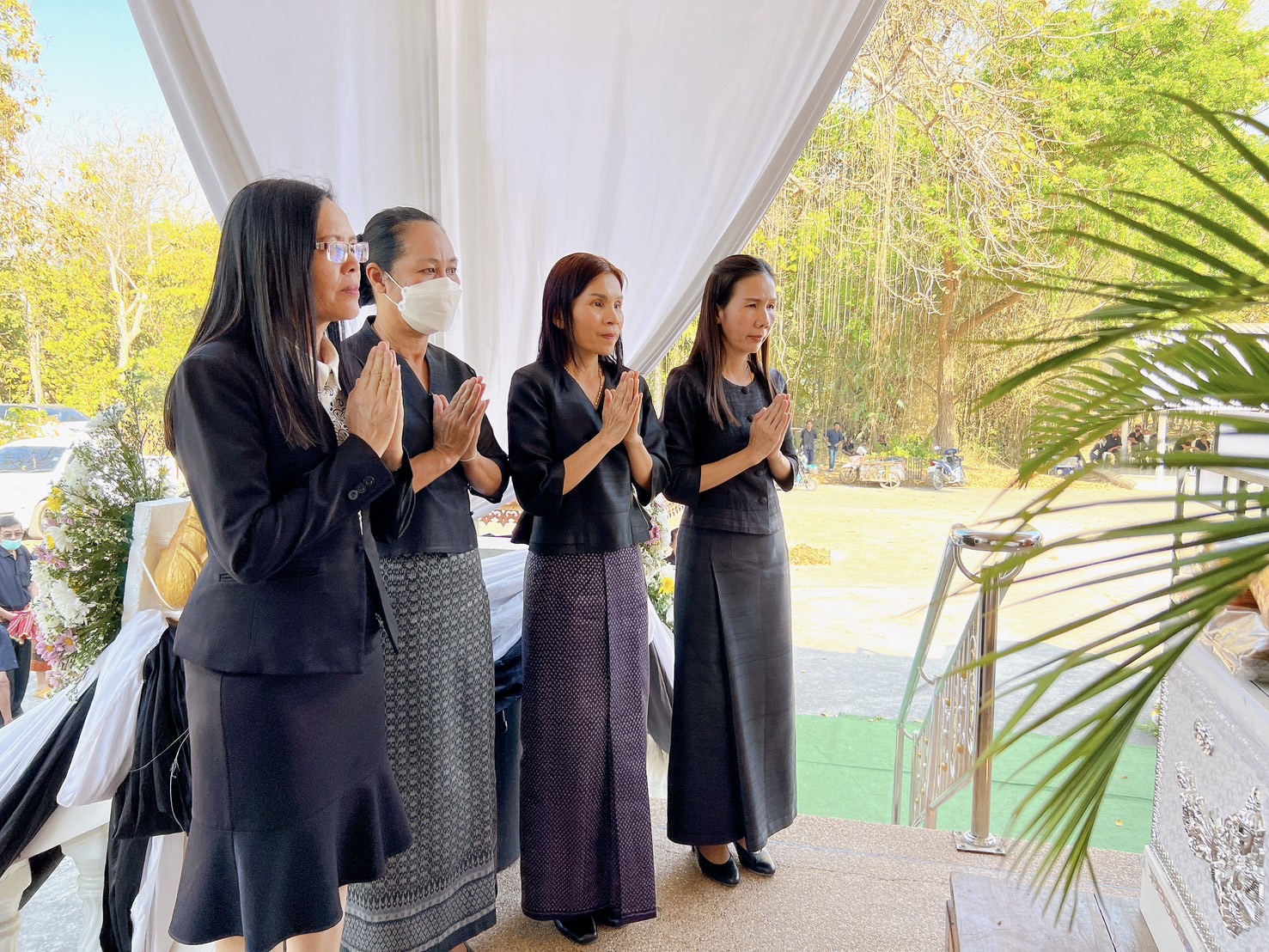 พช.ขอนแก่น : ร่วมงานฌาปนกิจศพ คุณแม่สอน สิทธิ มารดาของ นายโยธิน สิทธิ พัฒนาการอำเภอชุมแพ