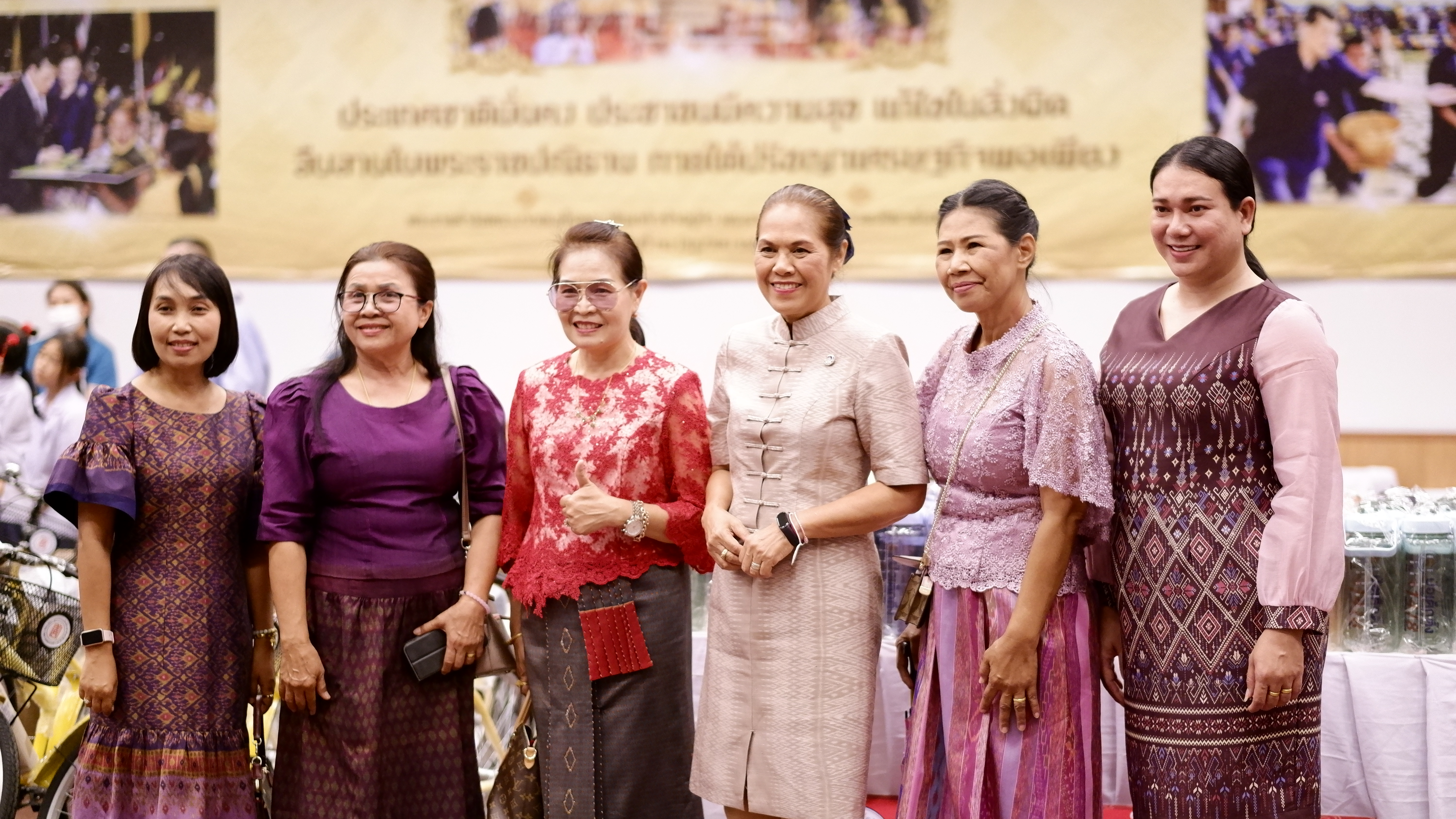 พช.ขอนแก่น : กรมการพัฒนาชุมชน ร่วมกับ มูลนิธิป่อเต็กตึ๊ง “สร้างชีวิต” อย่างยั่งยืน มอบอุปกรณ์ประกอบอาชีพครัวเรือนยากจน จังหวัดขอนแก่น