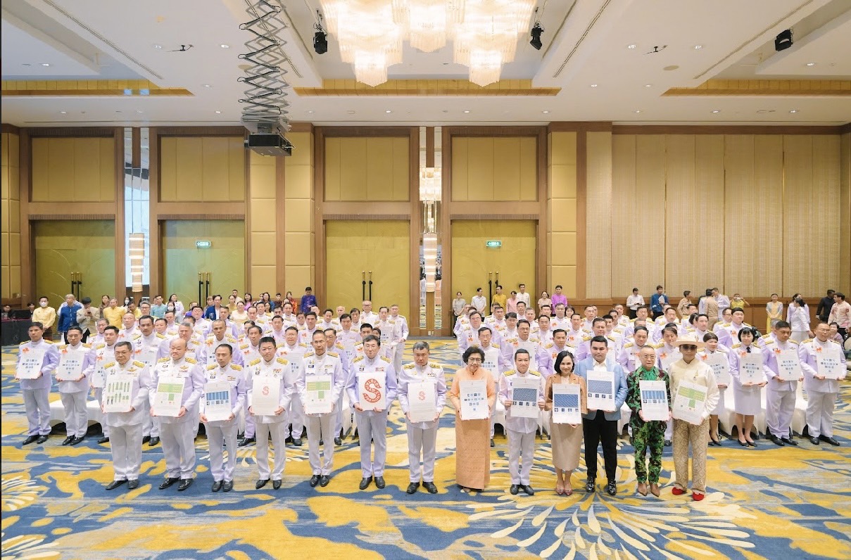 จังหวัดขอนแก่น : ร่วมพิธีมอบแบบลายผ้าพระราชทาน สมเด็จพระเจ้าลูกเธอ เจ้าฟ้าสิริวัณณวรี นารีรัตนราชกัญญา “ผ้าลายสิริวชิราภรณ์” ,”ผ้าลายชบาปัตตานี” และเครื่องหมายรับรองสินค้าแฟชั่นและหัตถกรรมพระราชทาน