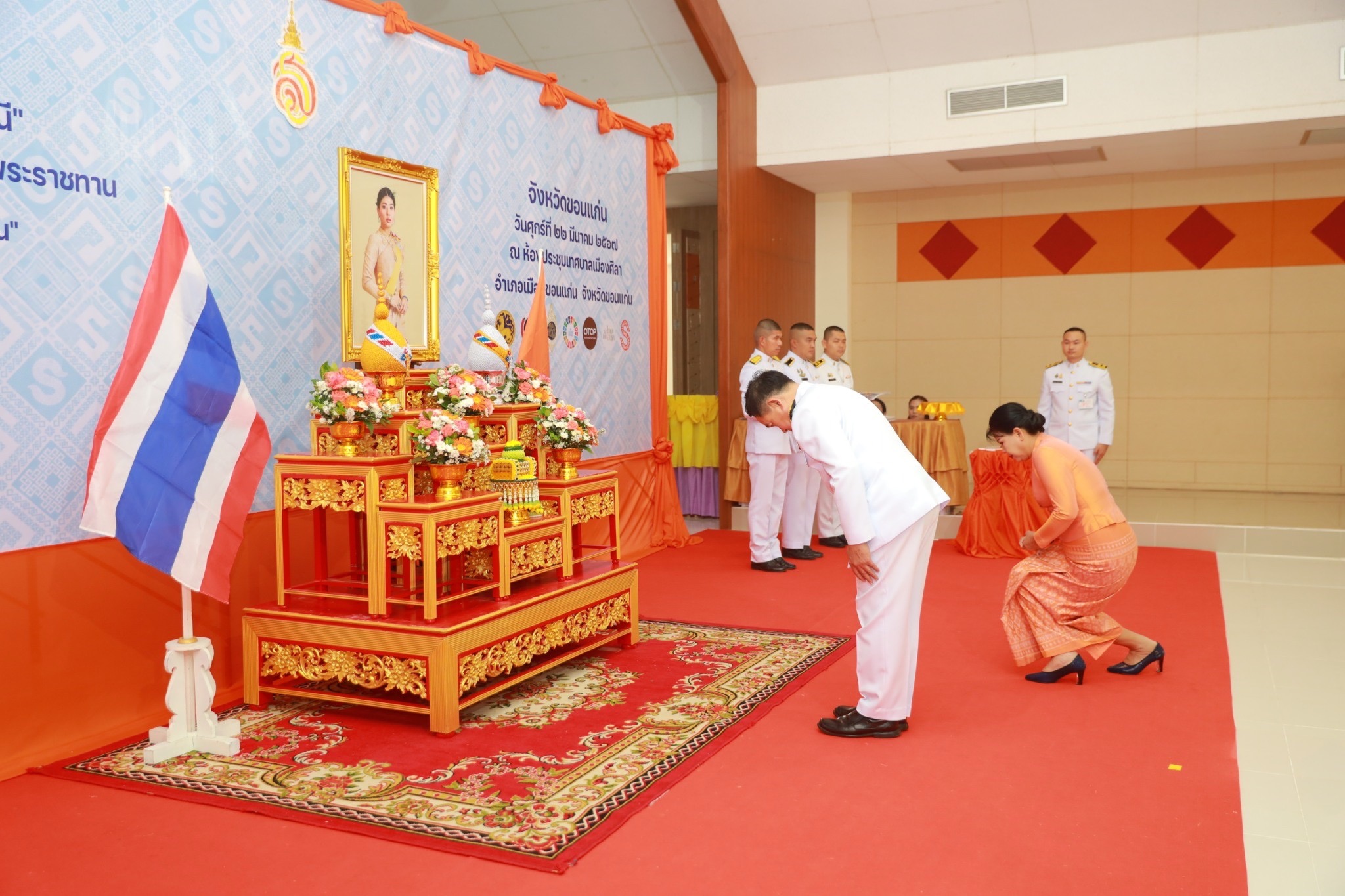 จังหวัดขอนแก่น : จัดพิธีมอบลายผ้าพระราชทาน “ผ้าลายสิริวชิภรณ์” “ผ้าลายชบาปัตตานี” และเครื่องหมายรับรองสินค้าแฟชั่นและหัตถกรรมพระราชทาน “Sustainable Fashion : แฟชั่นแห่งความยั่งยืน”