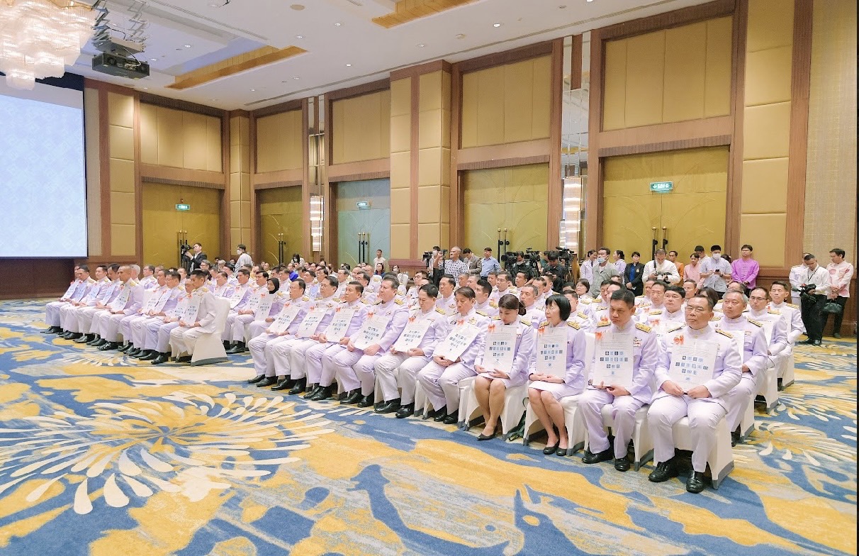 จังหวัดขอนแก่น : ร่วมพิธีมอบแบบลายผ้าพระราชทาน สมเด็จพระเจ้าลูกเธอ เจ้าฟ้าสิริวัณณวรี นารีรัตนราชกัญญา “ผ้าลายสิริวชิราภรณ์” ,”ผ้าลายชบาปัตตานี” และเครื่องหมายรับรองสินค้าแฟชั่นและหัตถกรรมพระราชทาน