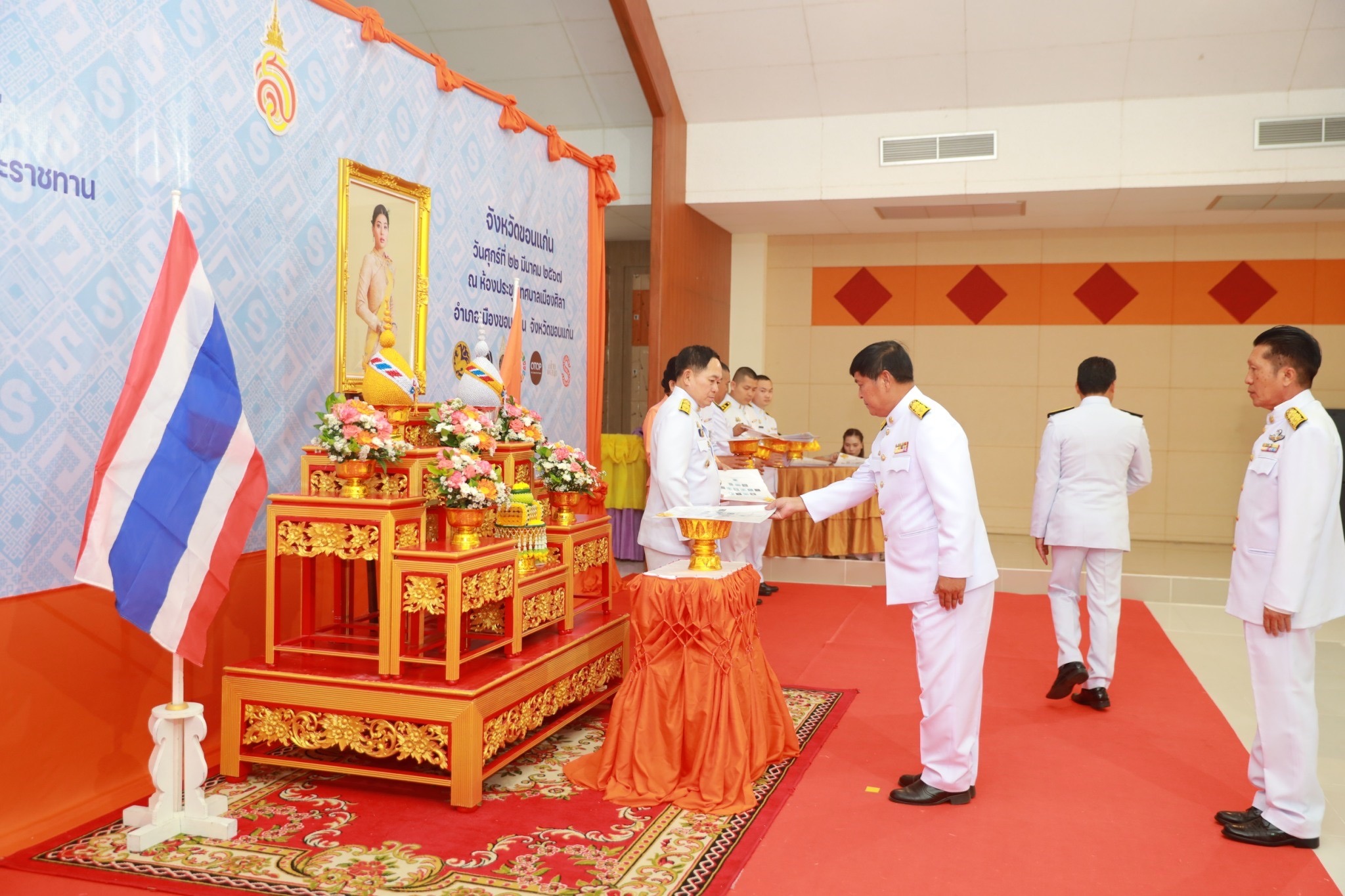จังหวัดขอนแก่น : จัดพิธีมอบลายผ้าพระราชทาน “ผ้าลายสิริวชิภรณ์” “ผ้าลายชบาปัตตานี” และเครื่องหมายรับรองสินค้าแฟชั่นและหัตถกรรมพระราชทาน “Sustainable Fashion : แฟชั่นแห่งความยั่งยืน”