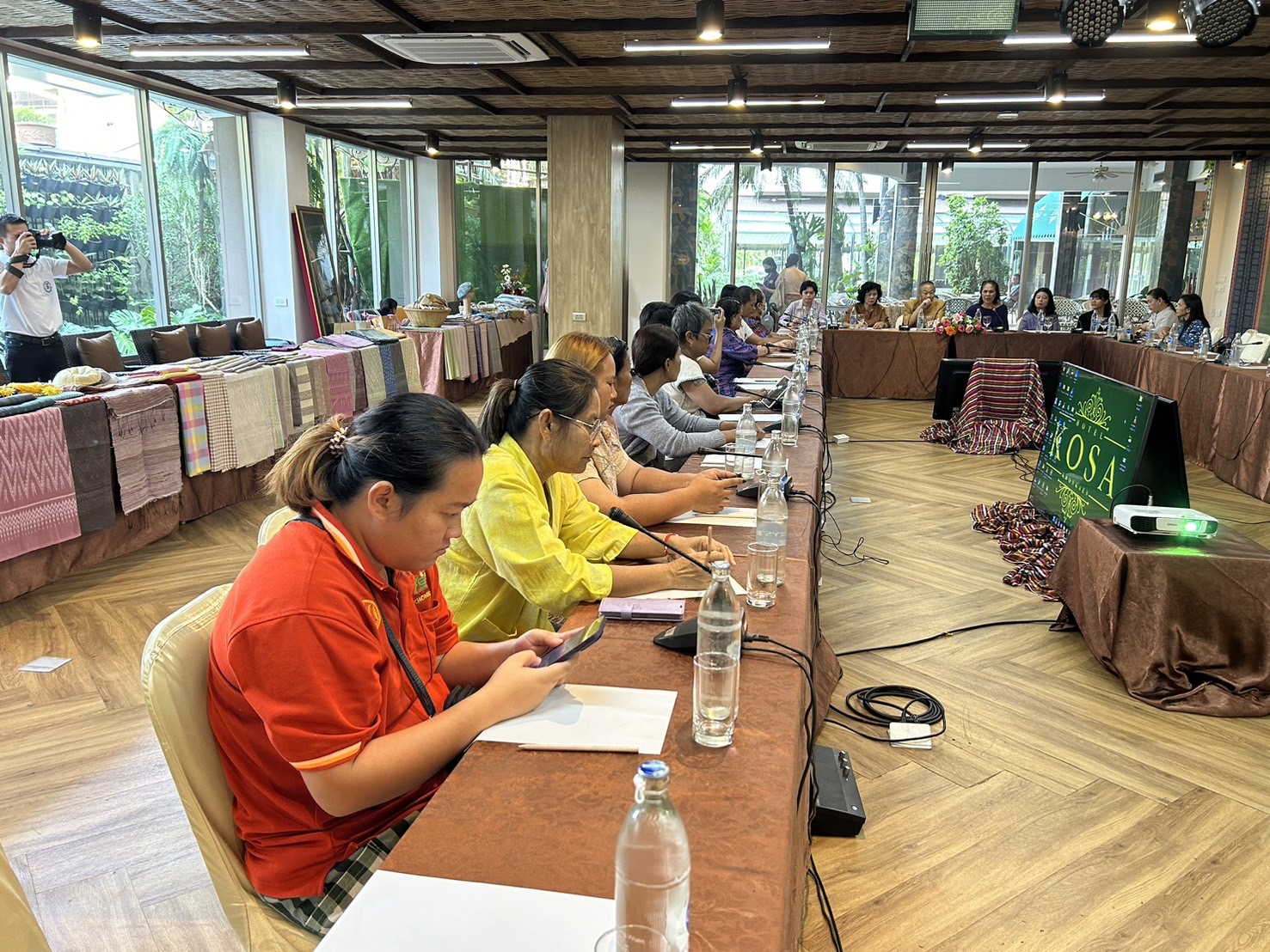 พช.ขอนแก่น : ร่วมประชุมแนวทางความร่วมมือการส่งเสริมสนับสนุนผลิตภัณฑ์ OTOP ประเภทผ้าและเครื่องแต่งกาย โดยกลไกของบริษัทประชารัฐรักสามัคคีขอนแก่น (วิสาหกิจเพื่อสังคม) จำกัด