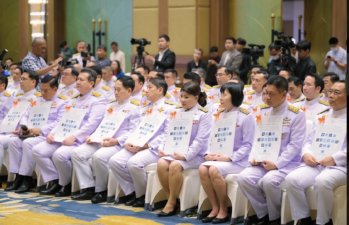 จังหวัดขอนแก่น : ร่วมพิธีมอบแบบลายผ้าพระราชทาน สมเด็จพระเจ้าลูกเธอ เจ้าฟ้าสิริวัณณวรี นารีรัตนราชกัญญา “ผ้าลายสิริวชิราภรณ์” ,”ผ้าลายชบาปัตตานี” และเครื่องหมายรับรองสินค้าแฟชั่นและหัตถกรรมพระราชทาน