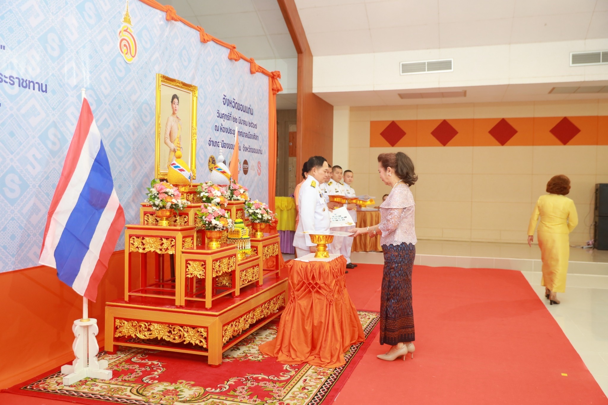 จังหวัดขอนแก่น : จัดพิธีมอบลายผ้าพระราชทาน “ผ้าลายสิริวชิภรณ์” “ผ้าลายชบาปัตตานี” และเครื่องหมายรับรองสินค้าแฟชั่นและหัตถกรรมพระราชทาน “Sustainable Fashion : แฟชั่นแห่งความยั่งยืน”