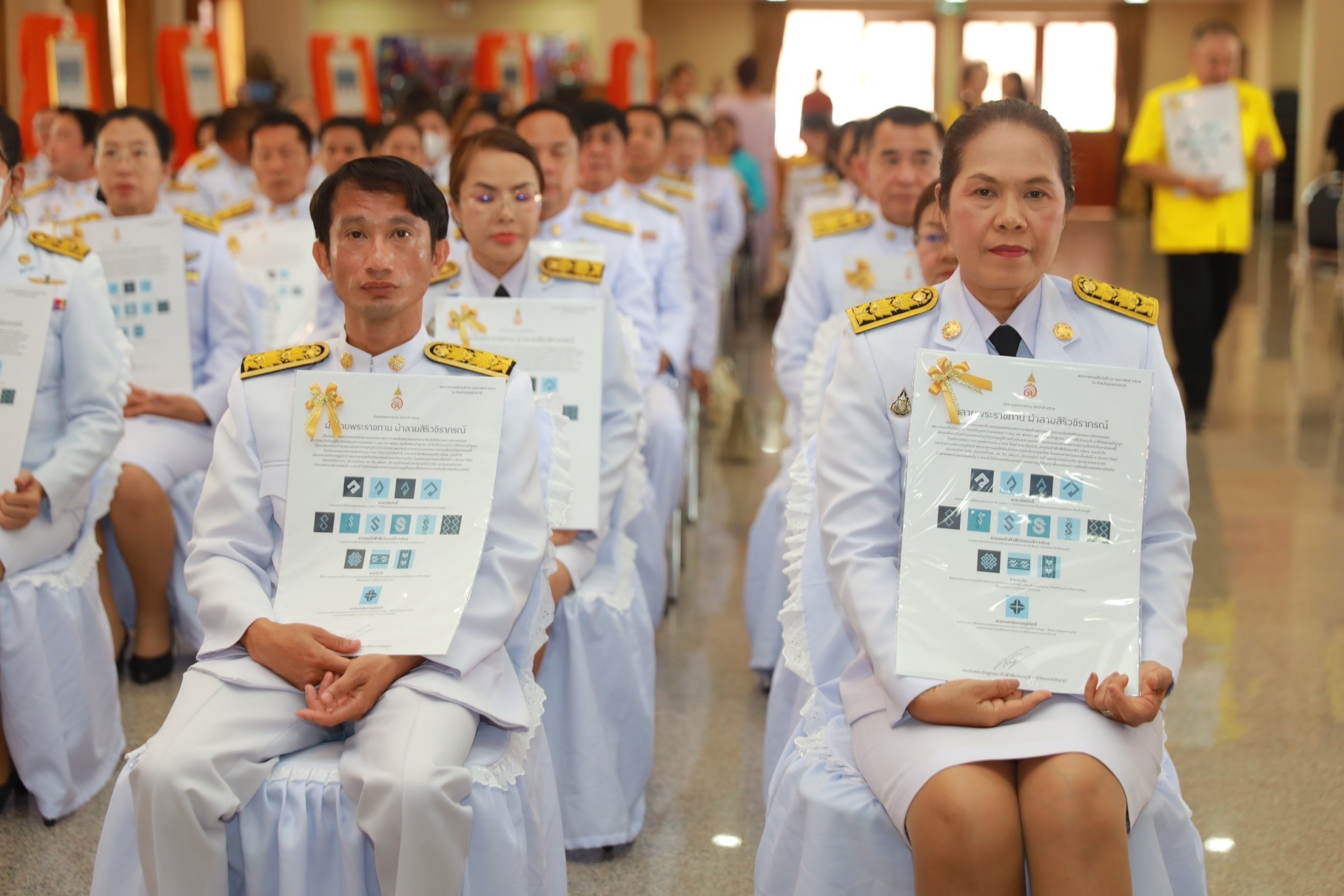 จังหวัดขอนแก่น : จัดพิธีมอบลายผ้าพระราชทาน “ผ้าลายสิริวชิภรณ์” “ผ้าลายชบาปัตตานี” และเครื่องหมายรับรองสินค้าแฟชั่นและหัตถกรรมพระราชทาน “Sustainable Fashion : แฟชั่นแห่งความยั่งยืน”