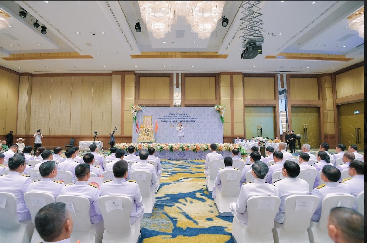 จังหวัดขอนแก่น : ร่วมพิธีมอบแบบลายผ้าพระราชทาน สมเด็จพระเจ้าลูกเธอ เจ้าฟ้าสิริวัณณวรี นารีรัตนราชกัญญา “ผ้าลายสิริวชิราภรณ์” ,”ผ้าลายชบาปัตตานี” และเครื่องหมายรับรองสินค้าแฟชั่นและหัตถกรรมพระราชทาน