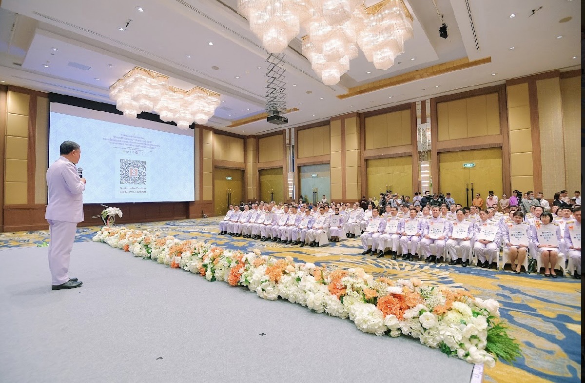 จังหวัดขอนแก่น : ร่วมพิธีมอบแบบลายผ้าพระราชทาน สมเด็จพระเจ้าลูกเธอ เจ้าฟ้าสิริวัณณวรี นารีรัตนราชกัญญา “ผ้าลายสิริวชิราภรณ์” ,”ผ้าลายชบาปัตตานี” และเครื่องหมายรับรองสินค้าแฟชั่นและหัตถกรรมพระราชทาน
