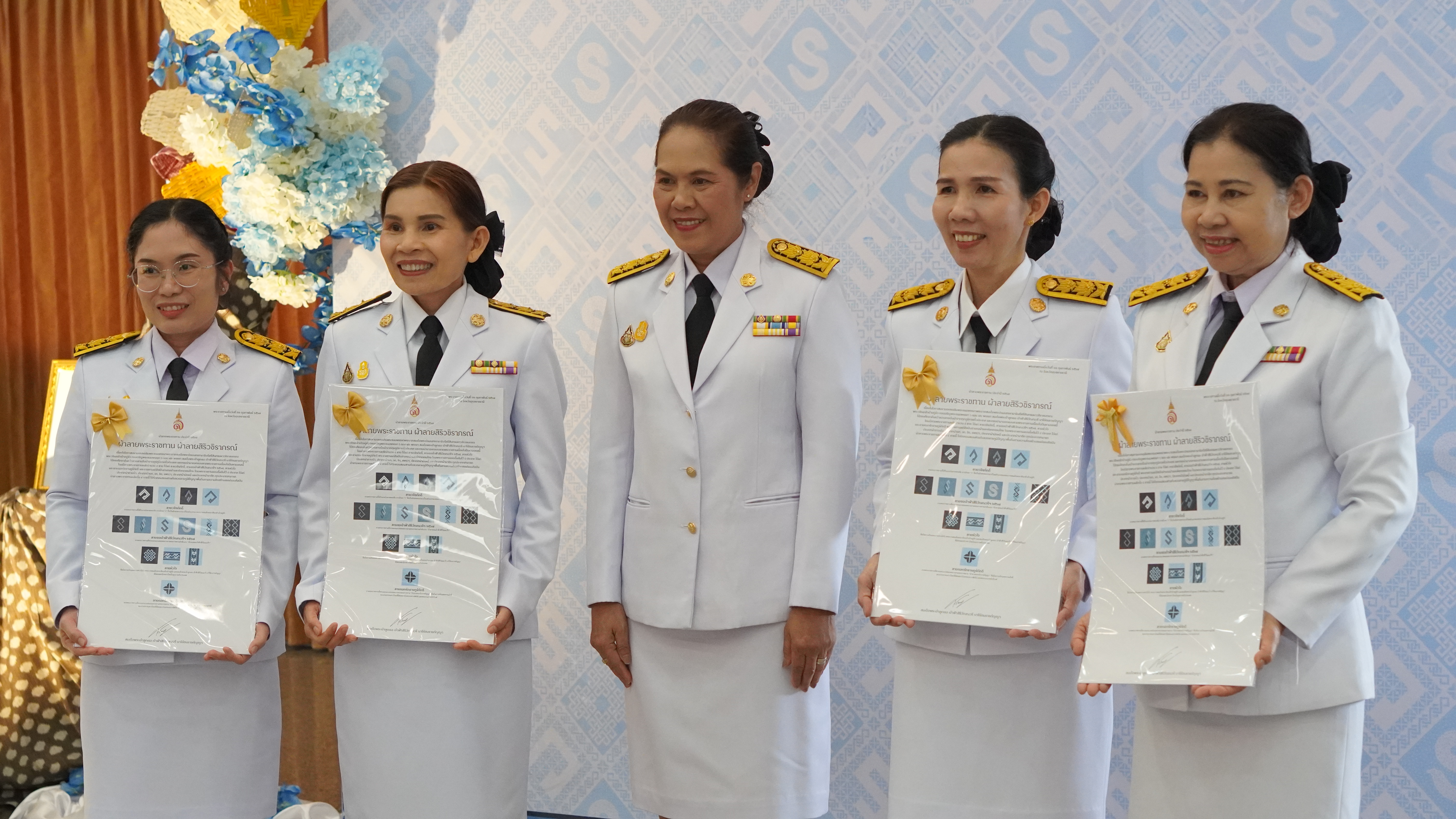 จังหวัดขอนแก่น : จัดพิธีมอบลายผ้าพระราชทาน “ผ้าลายสิริวชิภรณ์” “ผ้าลายชบาปัตตานี” และเครื่องหมายรับรองสินค้าแฟชั่นและหัตถกรรมพระราชทาน “Sustainable Fashion : แฟชั่นแห่งความยั่งยืน”